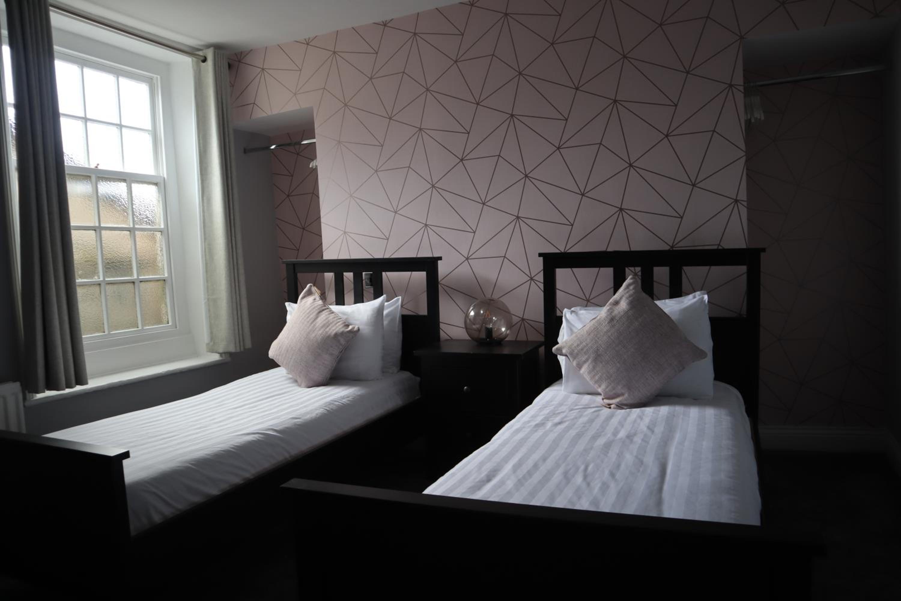 Economy Twin Room - Photo 4