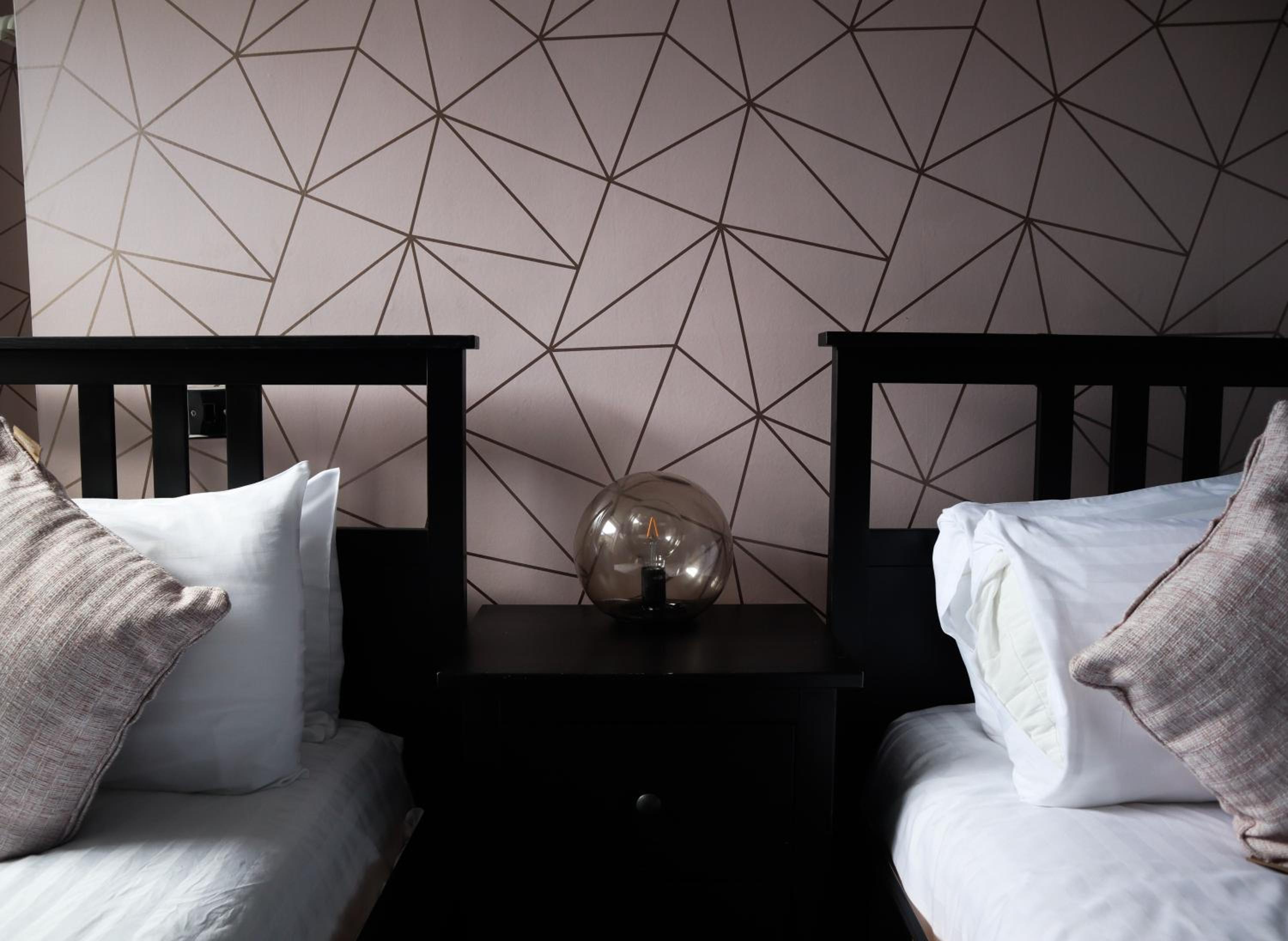 Economy Twin Room - Photo 3