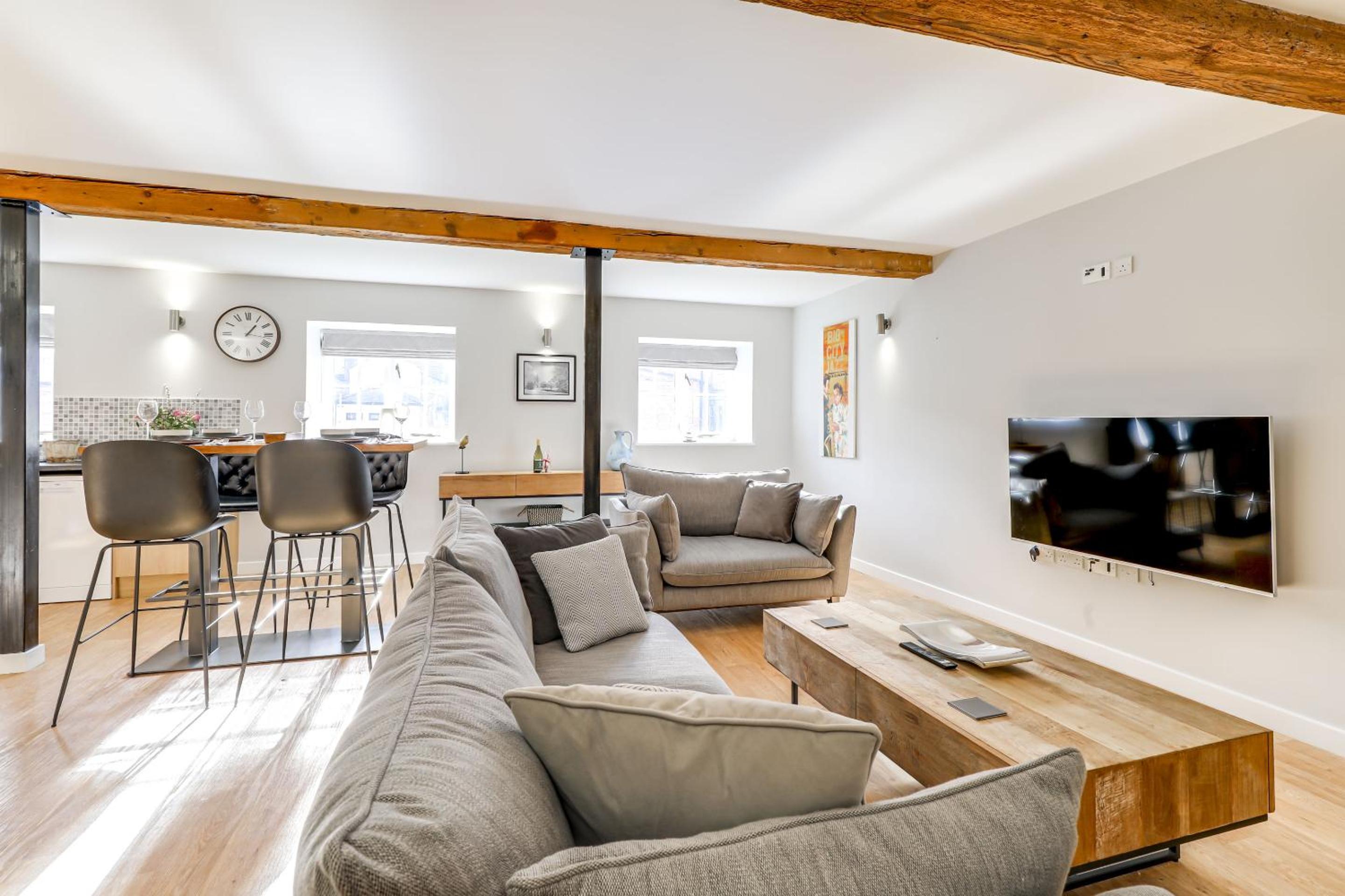 Two-Bedroom Apartment with City View photo 2