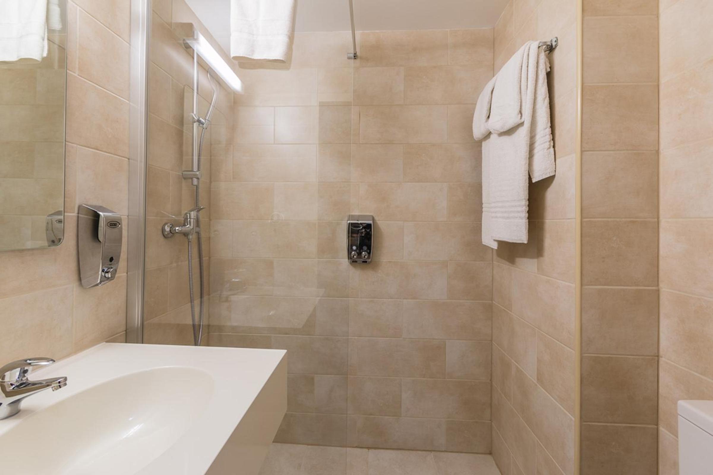 Quadruple Room - Photo 5