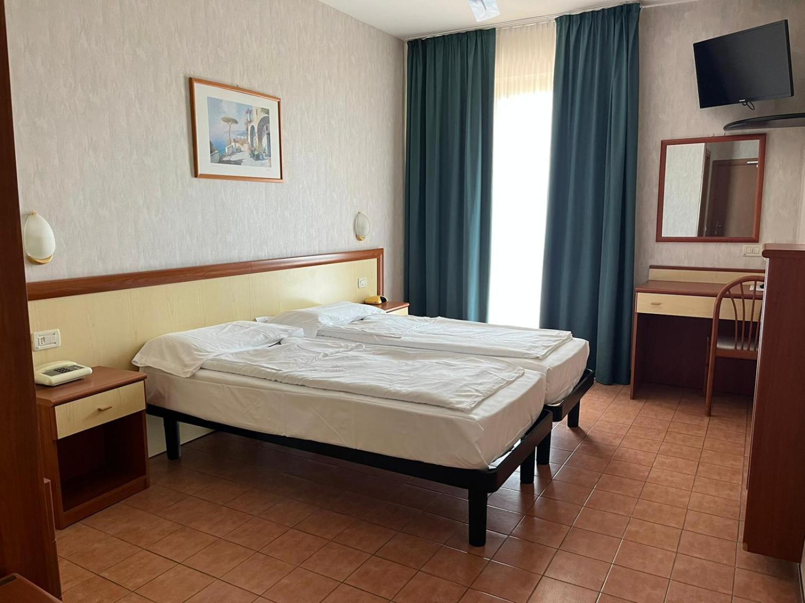 Twin Room with Lake View - Photo 3