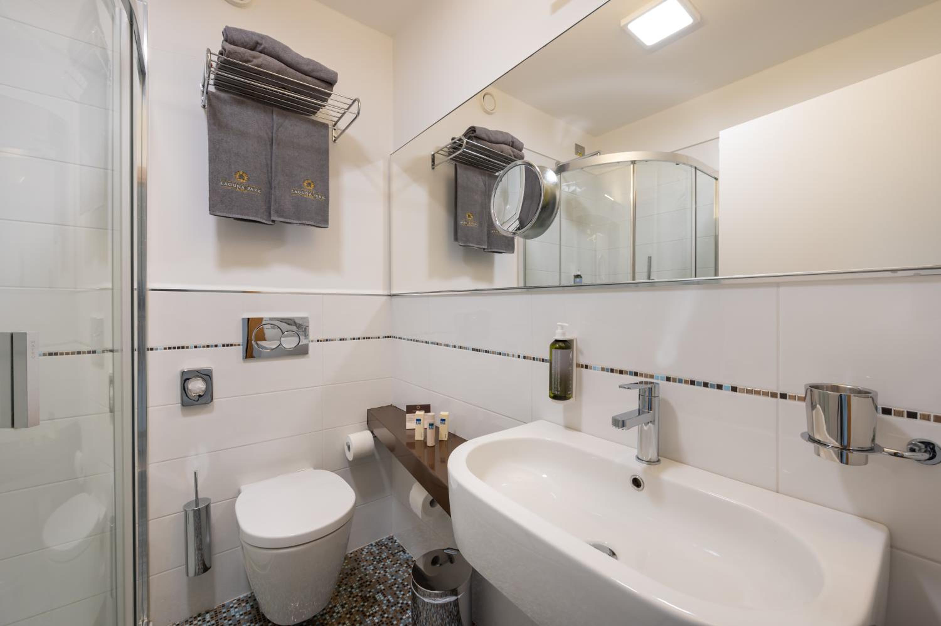 Standard Room with Balcony - Photo 8