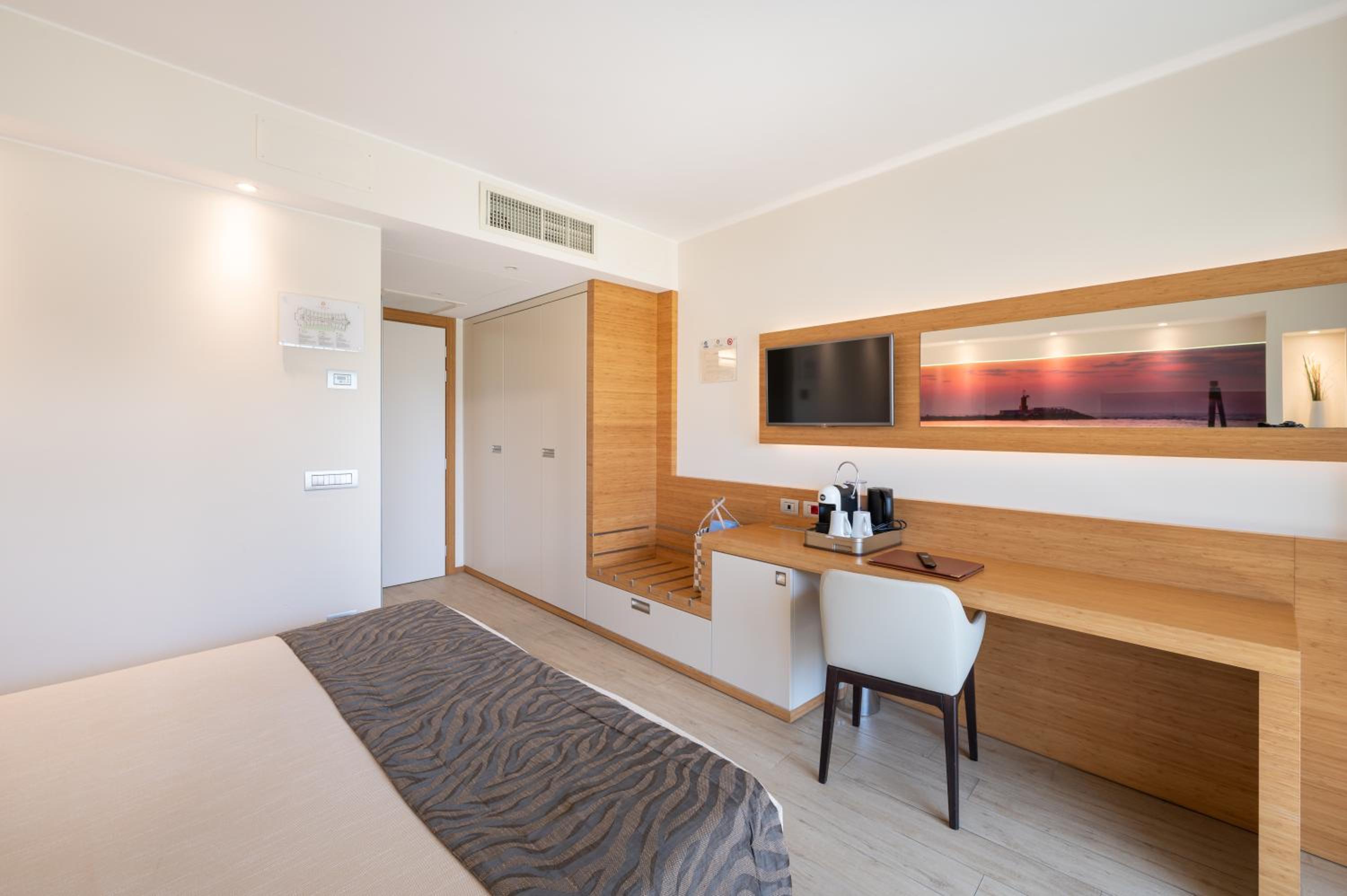 Standard Room with Balcony - Photo 11