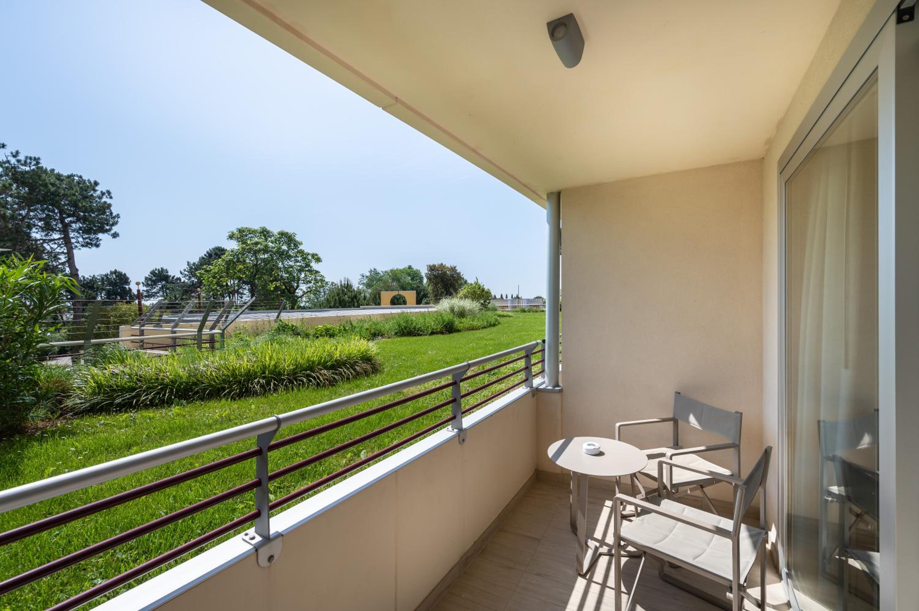 Standard Room with Balcony - Photo 4