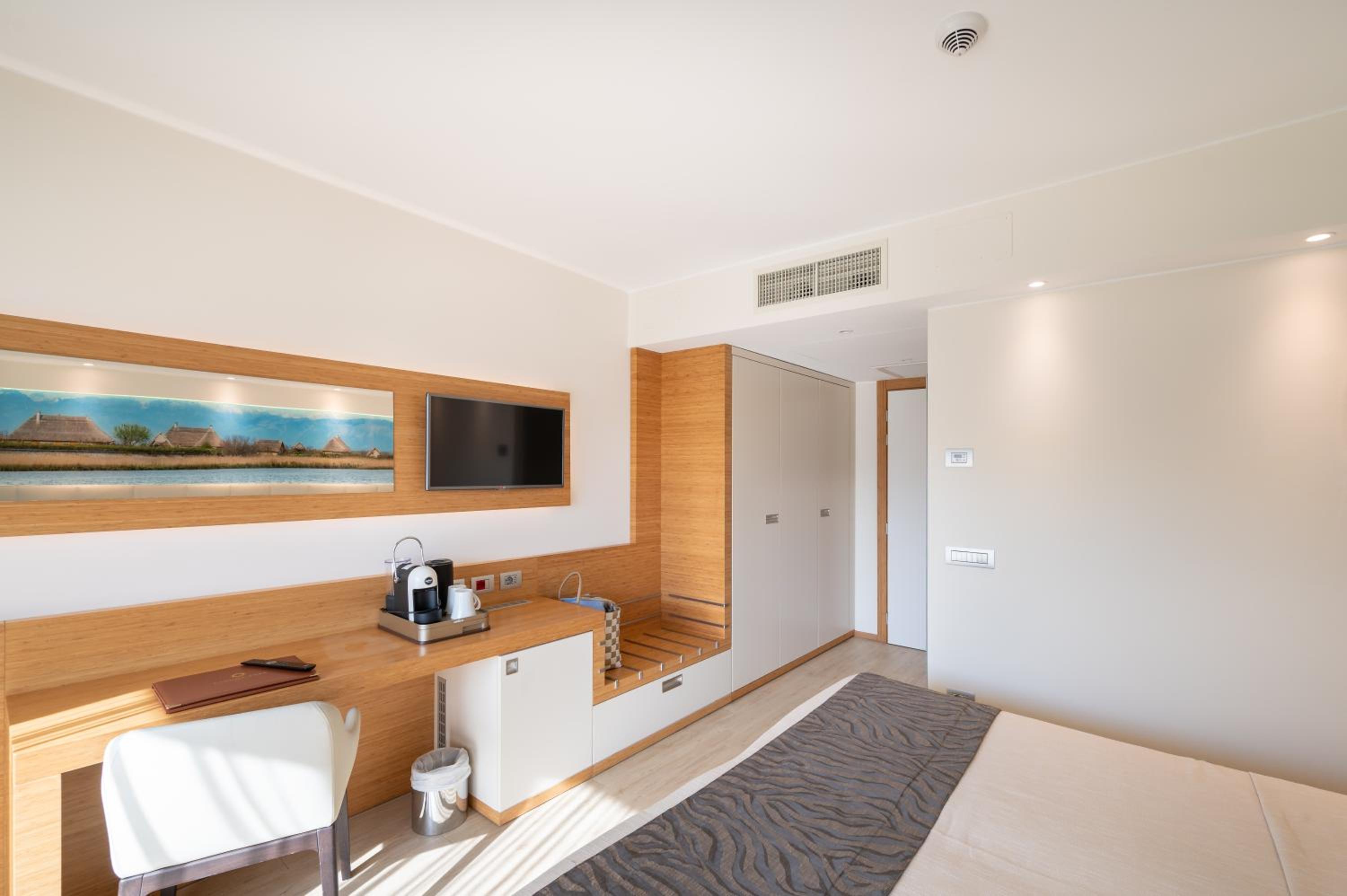 Standard Room with Balcony - Photo 7