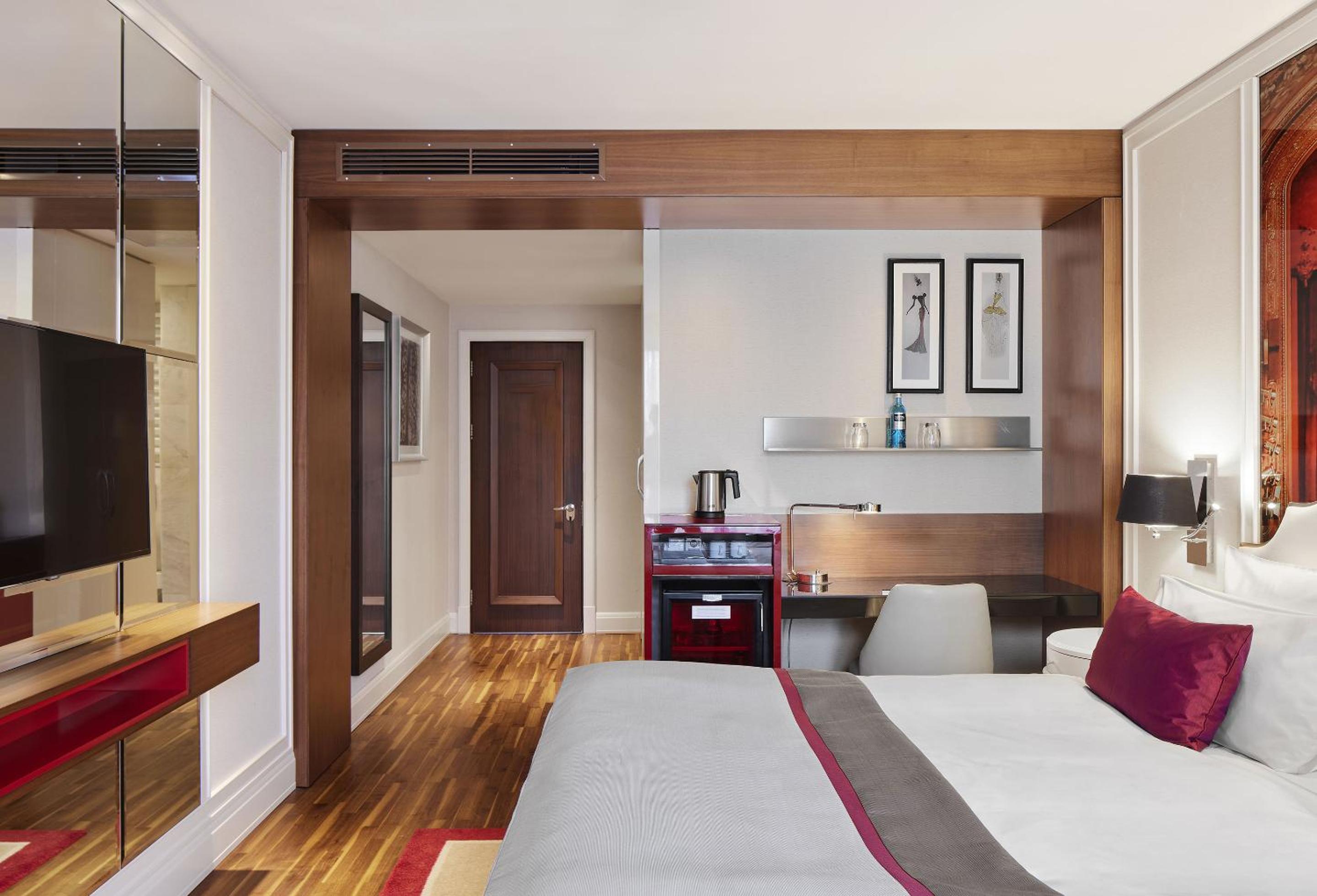 Superior Double Room thumbnail 6