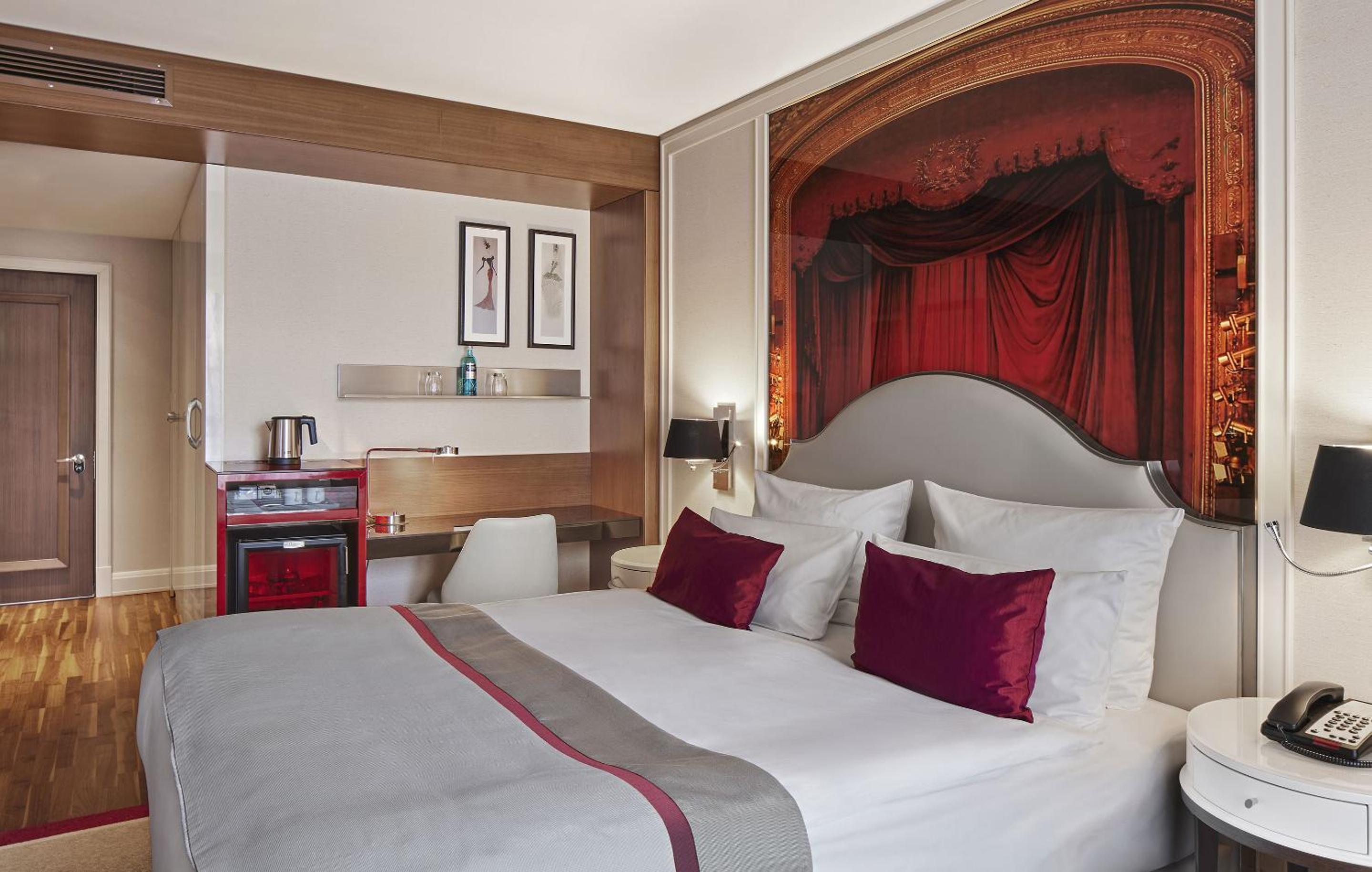Superior Double Room thumbnail 5