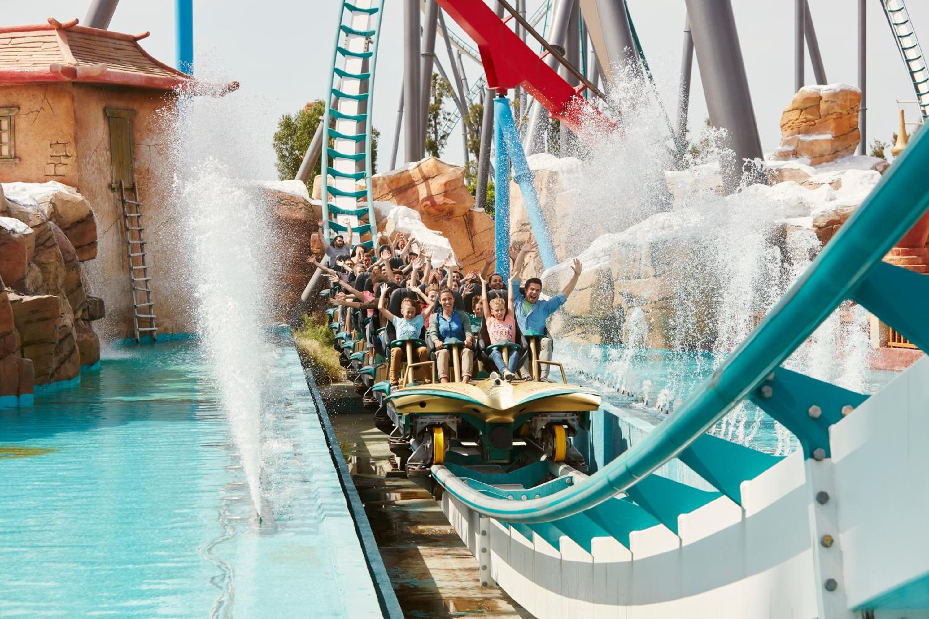 Standard with Pool View (2 adults) with Access to Amusement Park + 1 Access to Ferrari Land