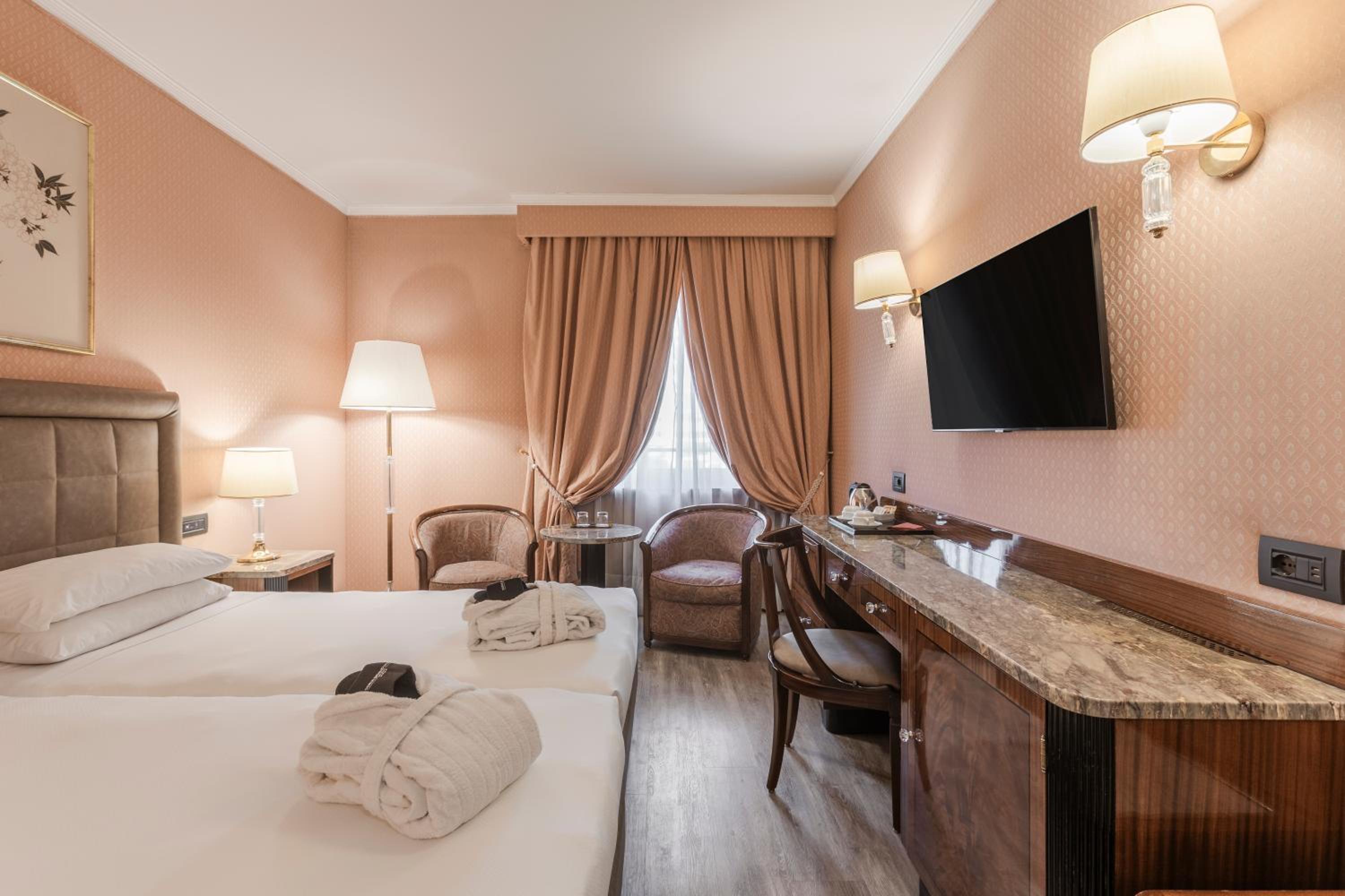 Deluxe Twin Room - Photo 7