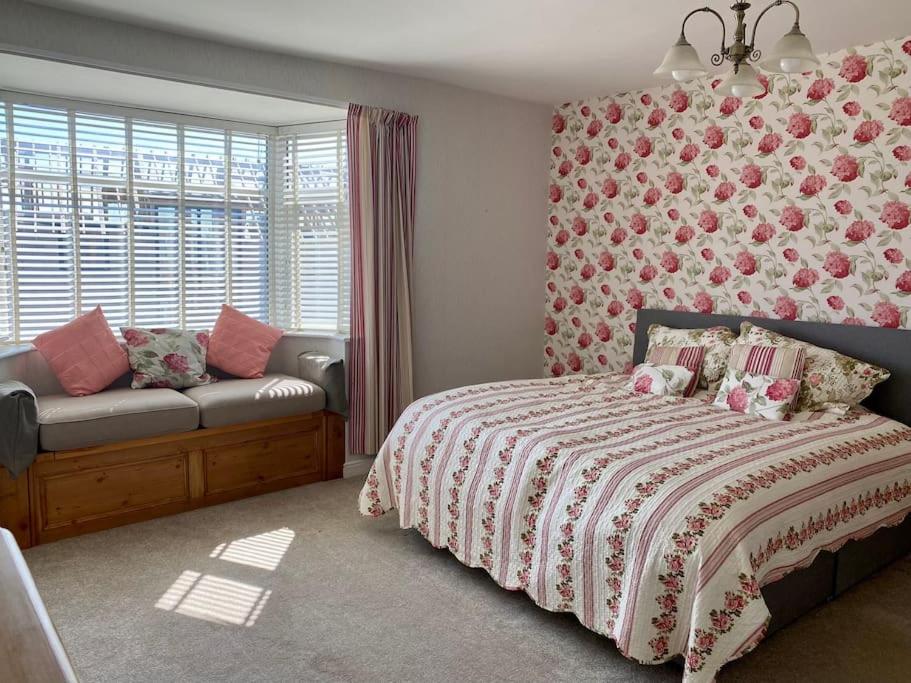 Three-Bedroom House photo 3