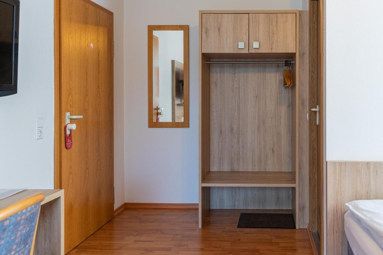 Economy Triple Room photo 3