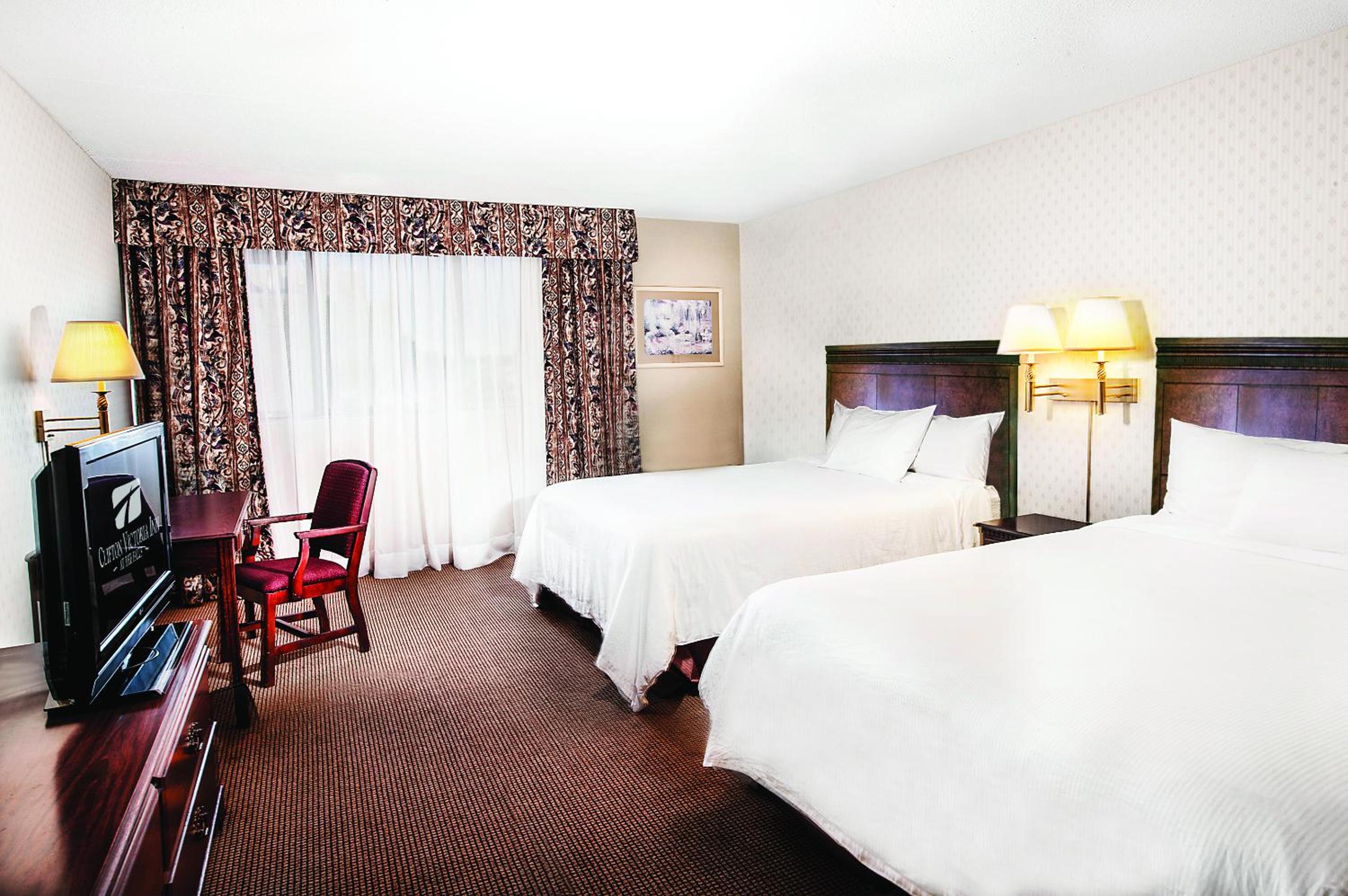 Queen Room with Two Queen Beds - Photo 4