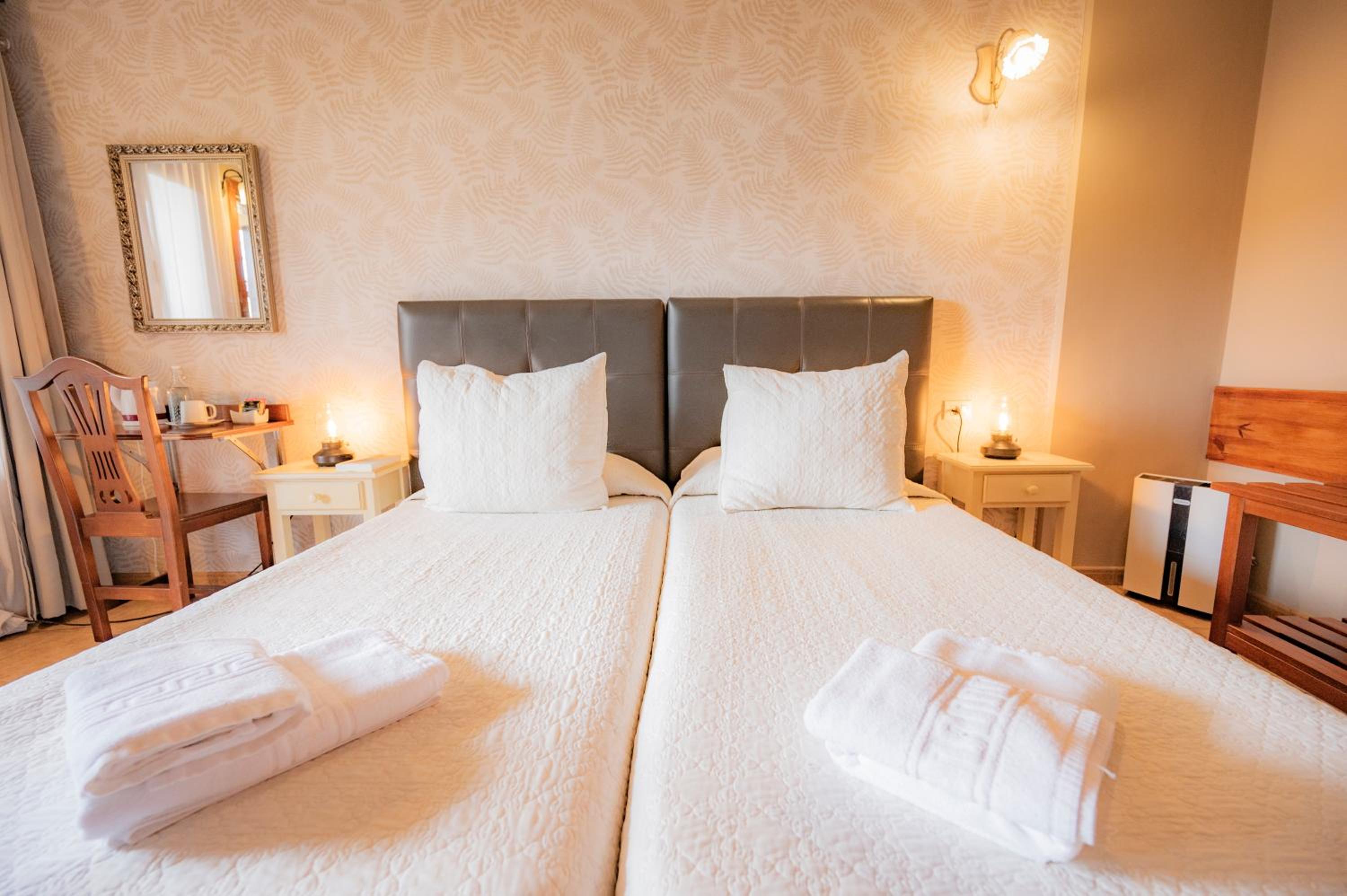 Double or Twin Room - Photo 7
