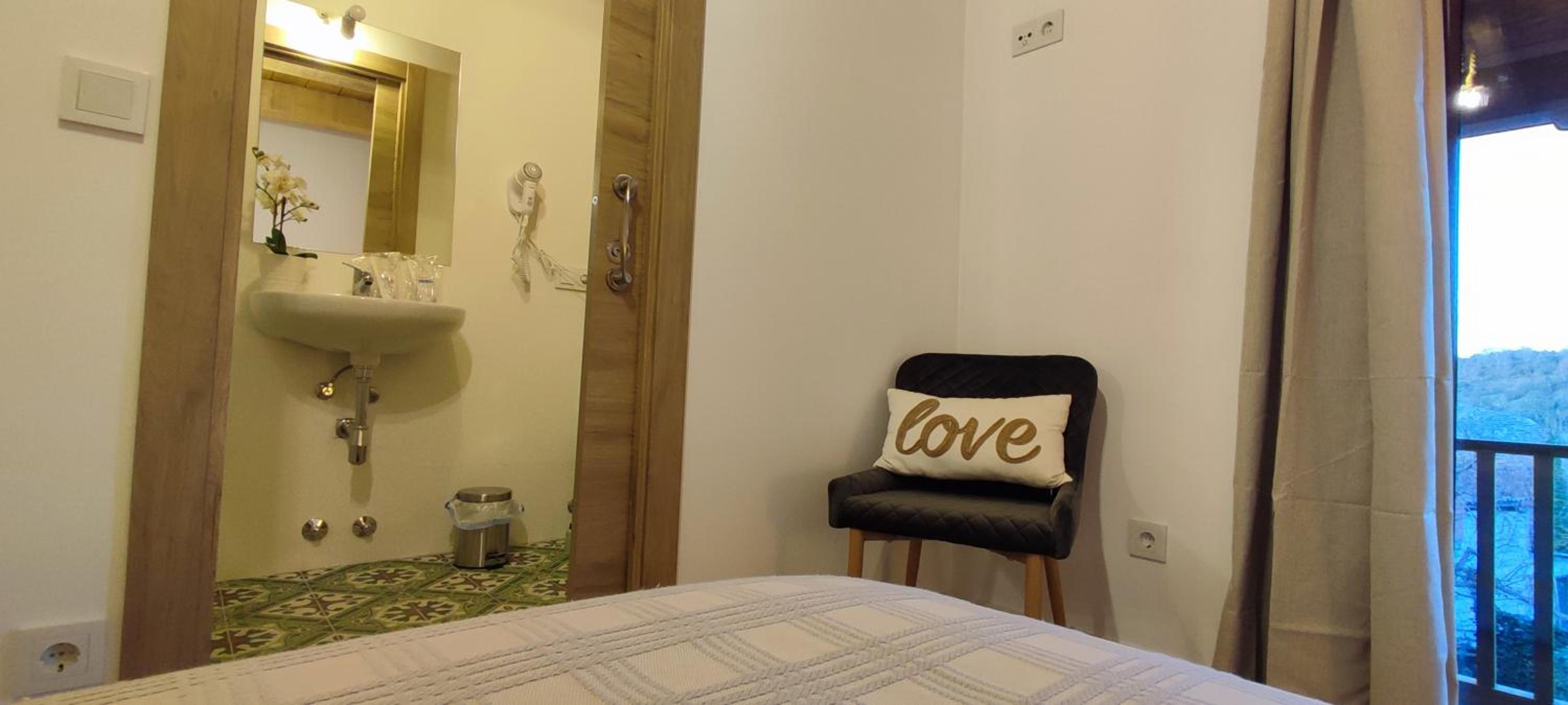 Twin Room with Private Bathroom photo 3