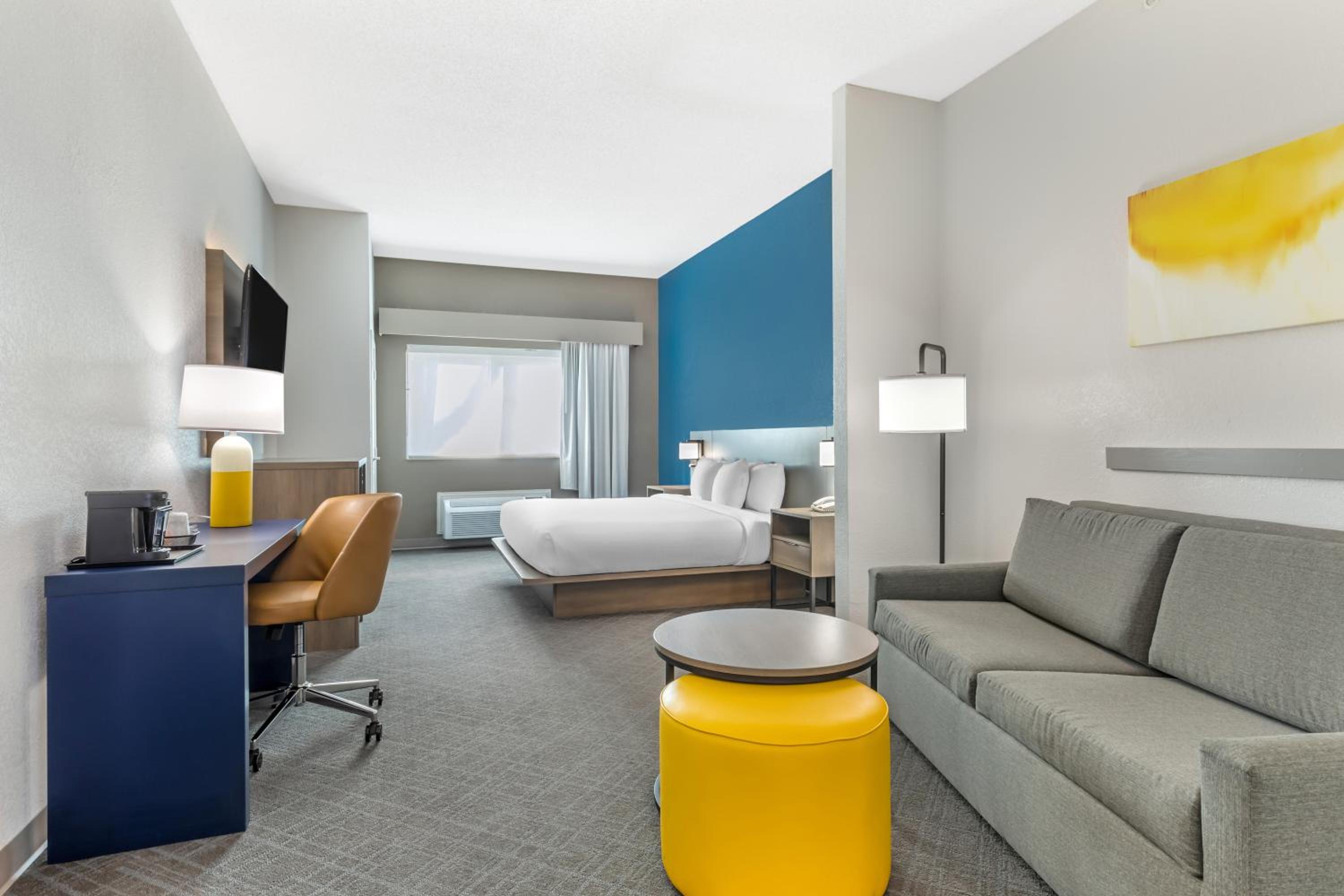 King Suite with Sofa Bed - Non-Smoking - Photo 1