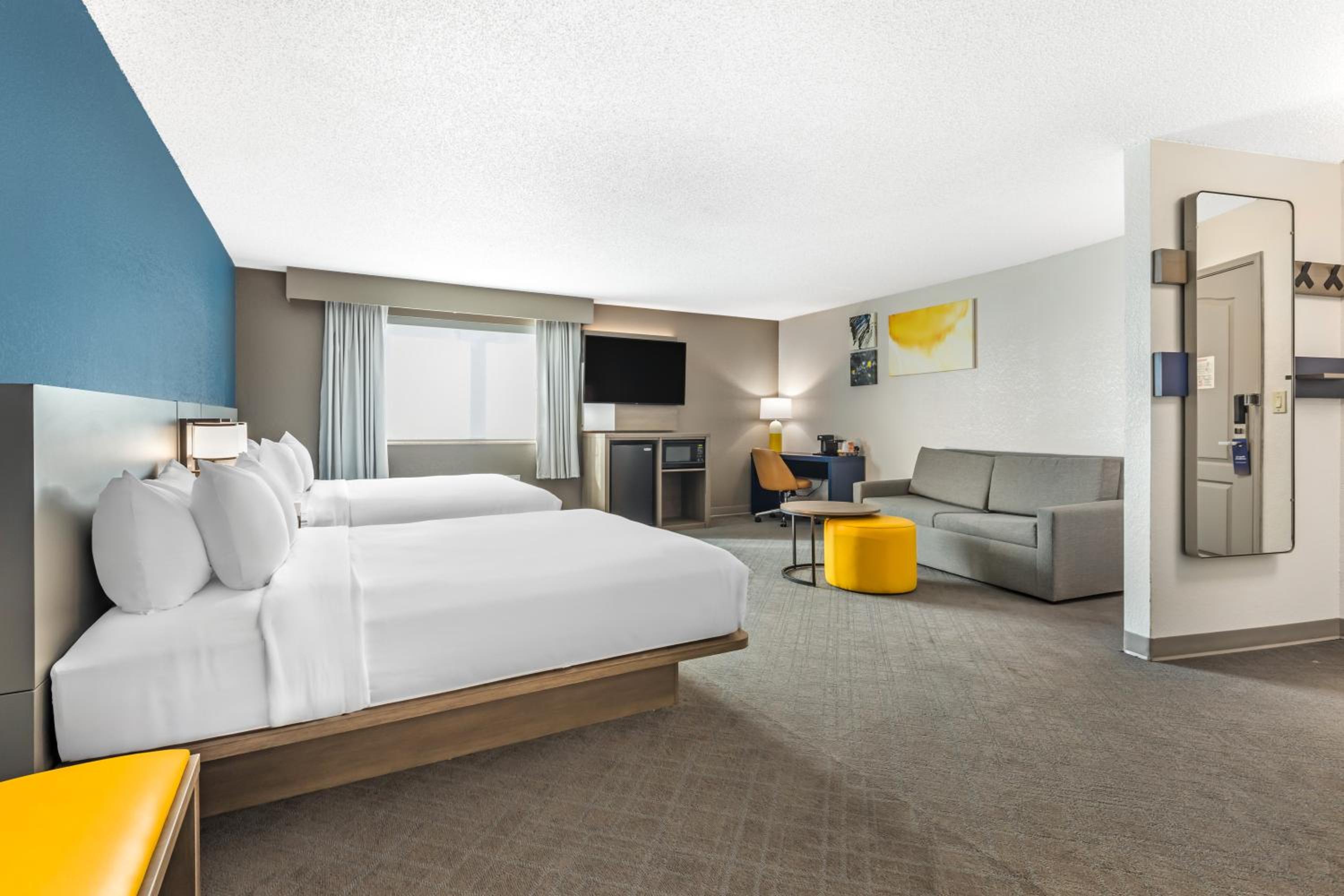 One Room Suite with Two Queen Beds and Whirlpool - Non Smoking - Photo 1