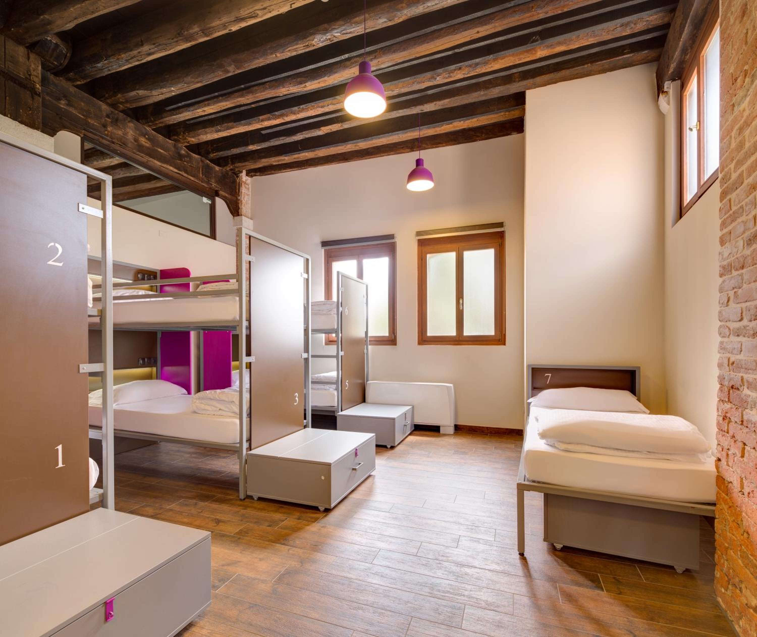 Camerata con bagno condiviso