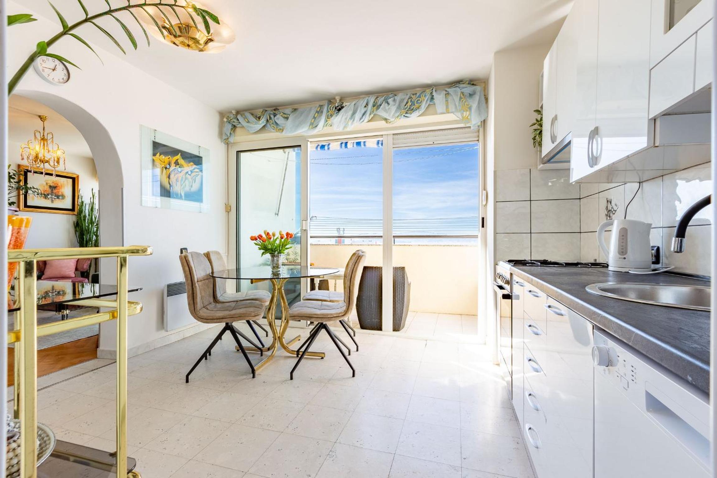 Two bedroom apartment with Balcony - Photo 18
