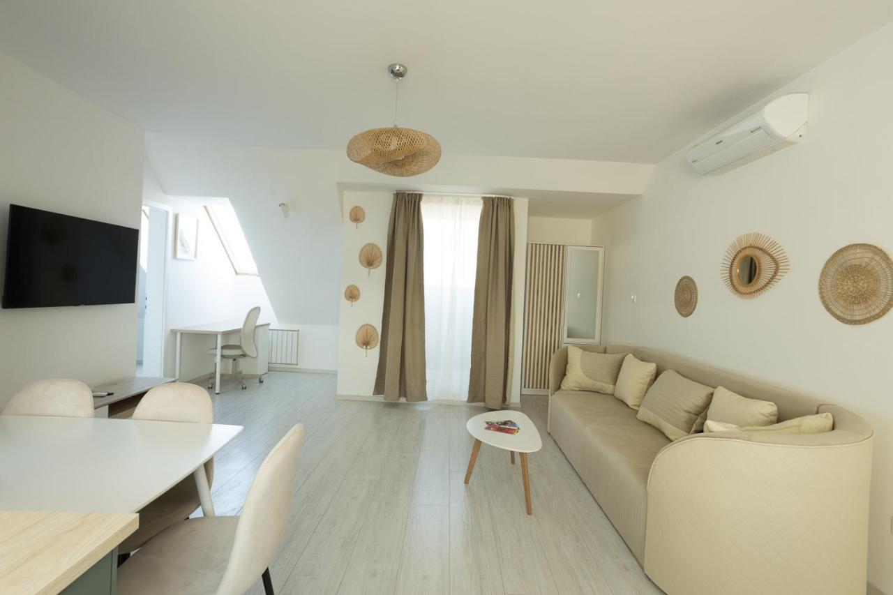 Deluxe One-Bedroom Apartment