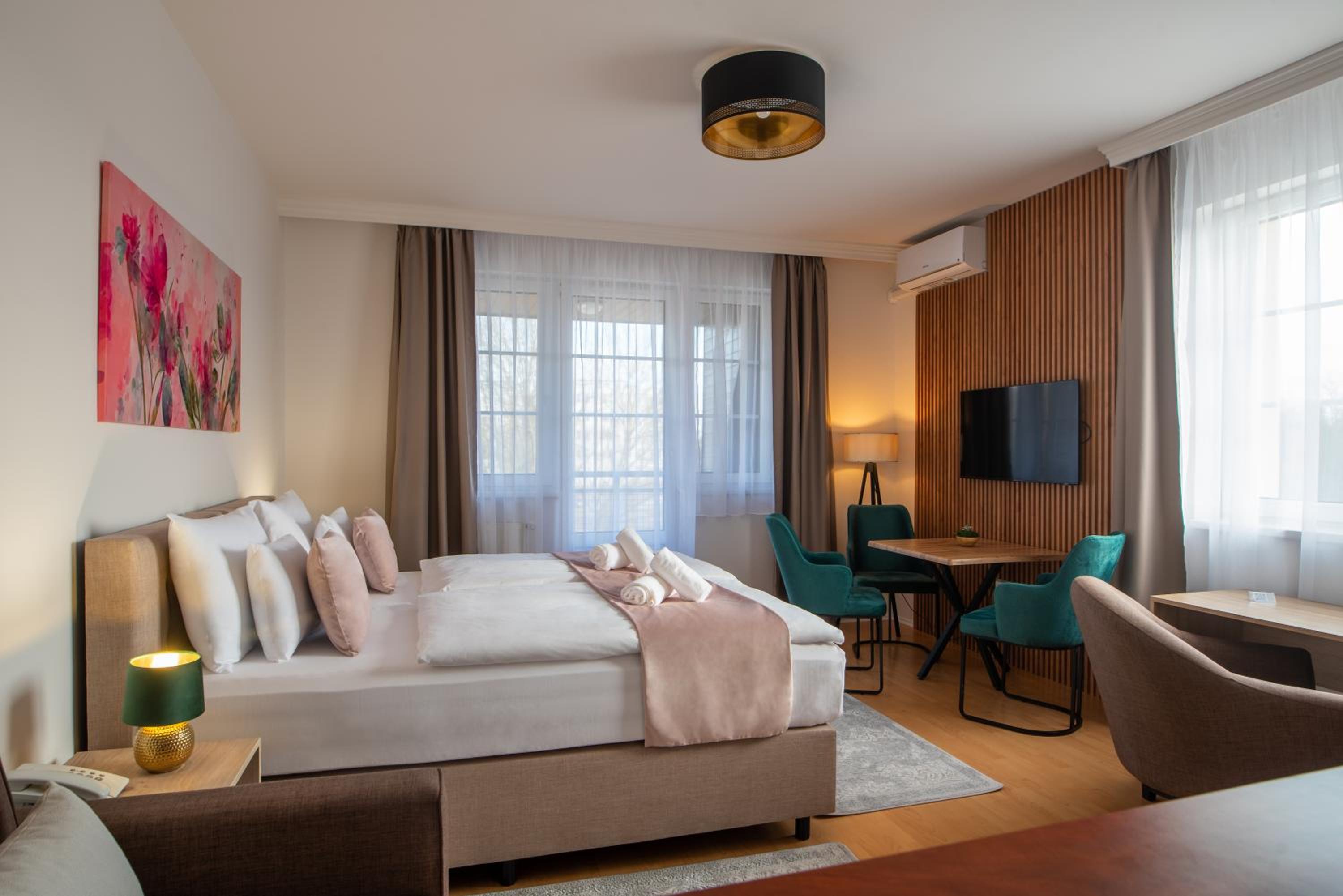 Apartment with Balcony - Photo 9