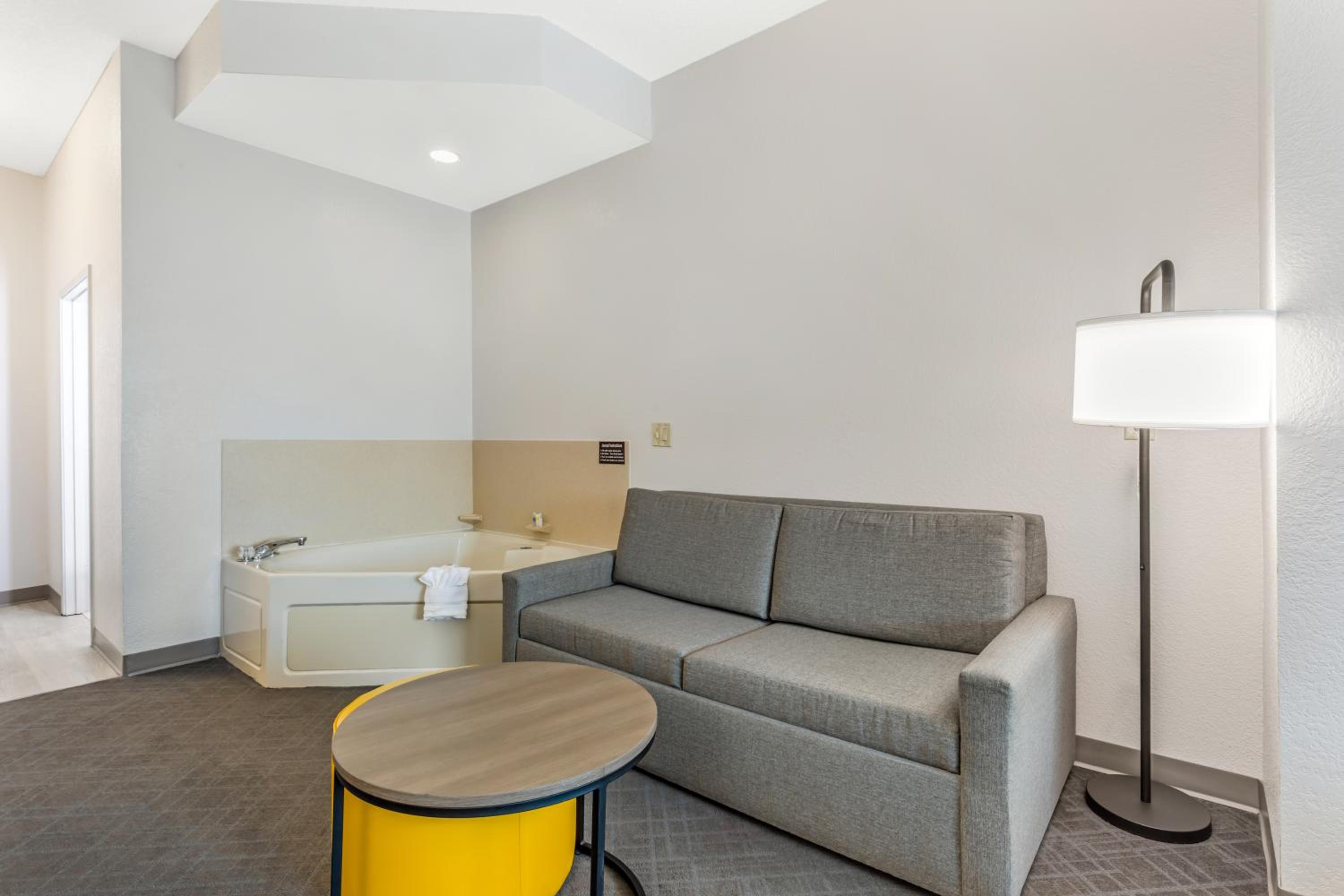 One Room Suite with Whirlpool - Non Smoking - Photo 4