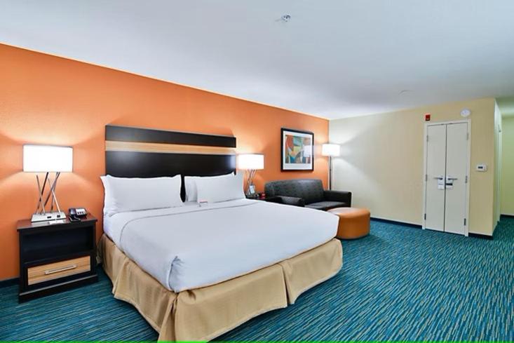 Standard King Room with Mobility Accessible Roll-In Shower photo 1
