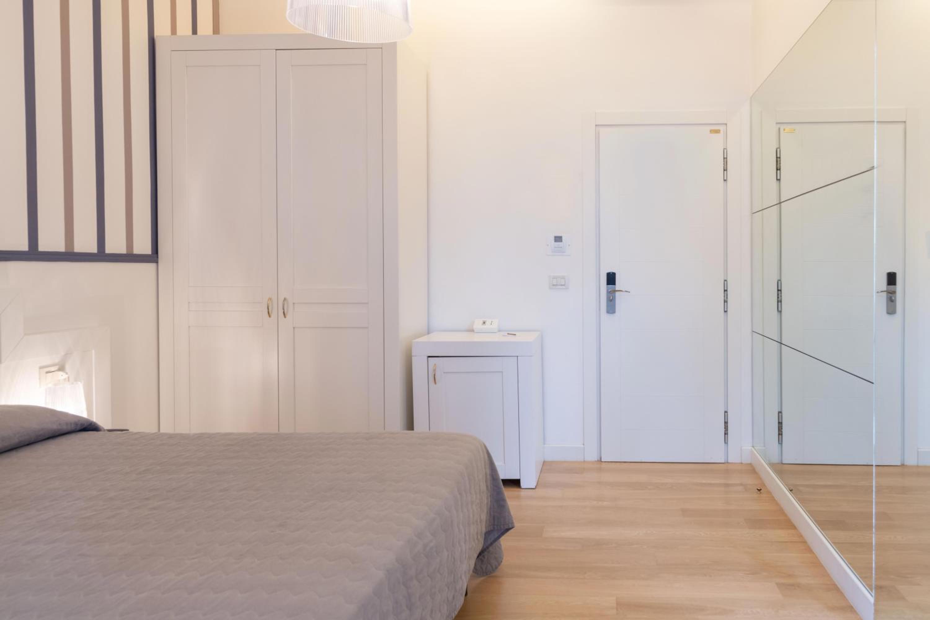 Double Room with Balcony - Photo 11