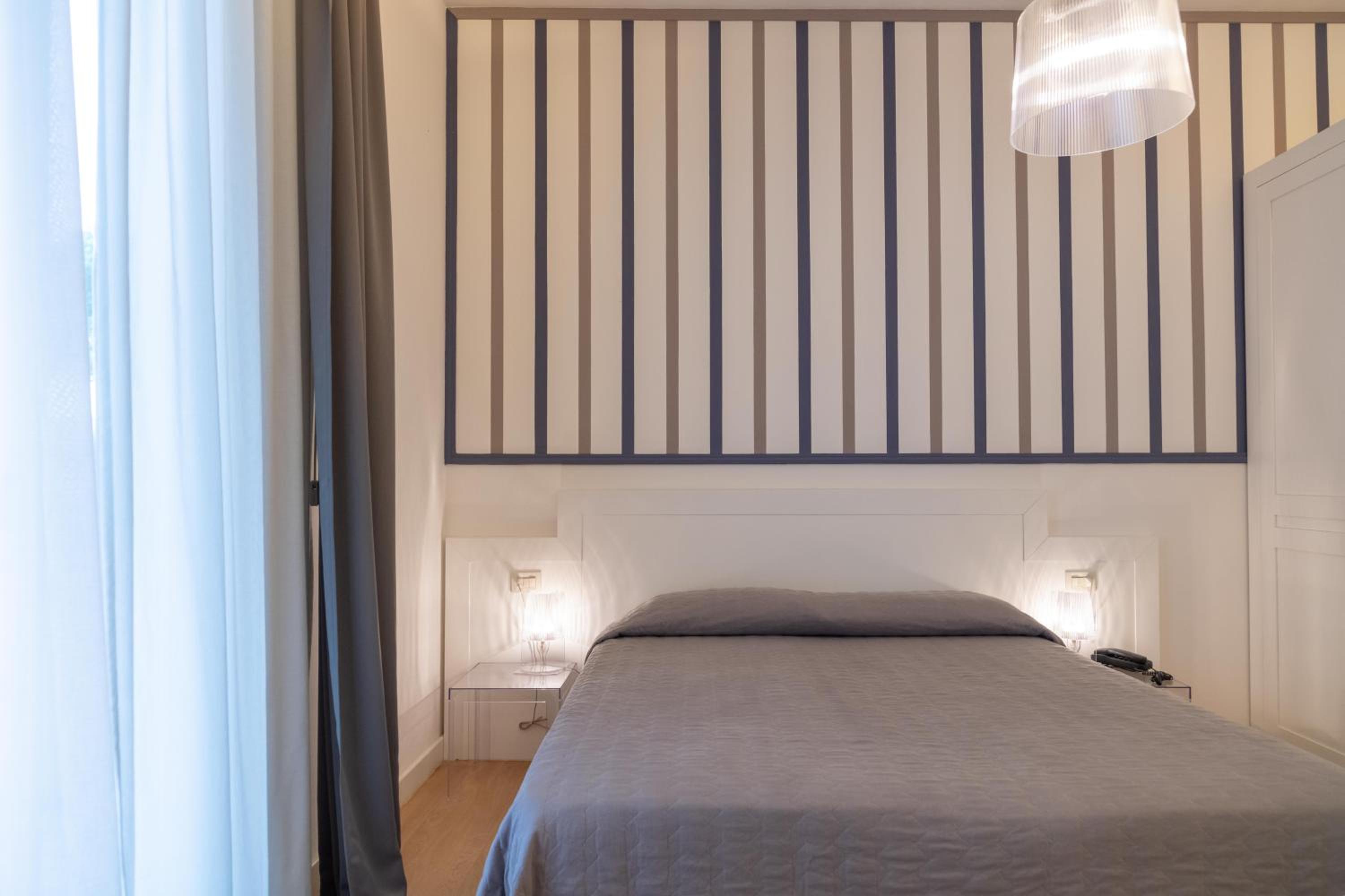 Double Room with Balcony - Photo 10