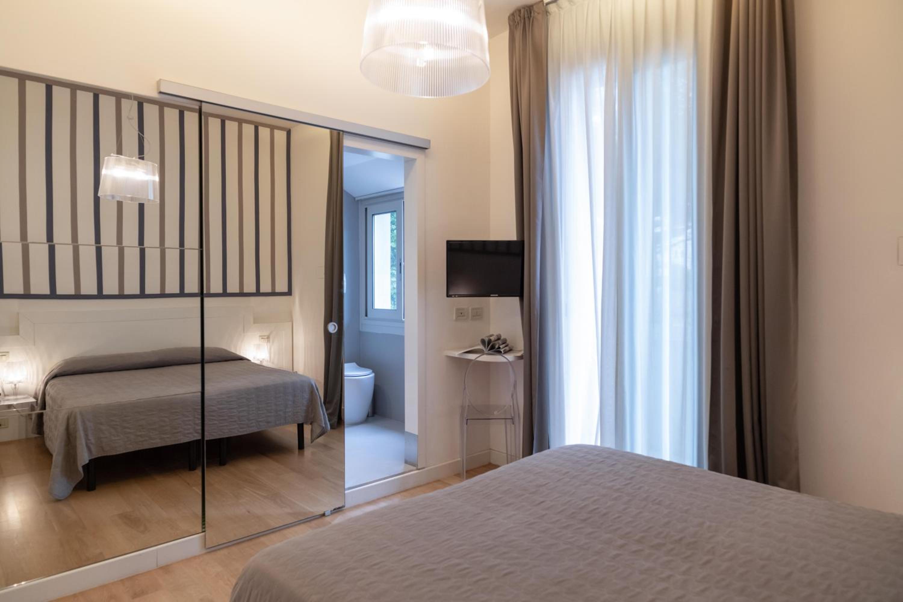 Double Room with Balcony - Photo 2