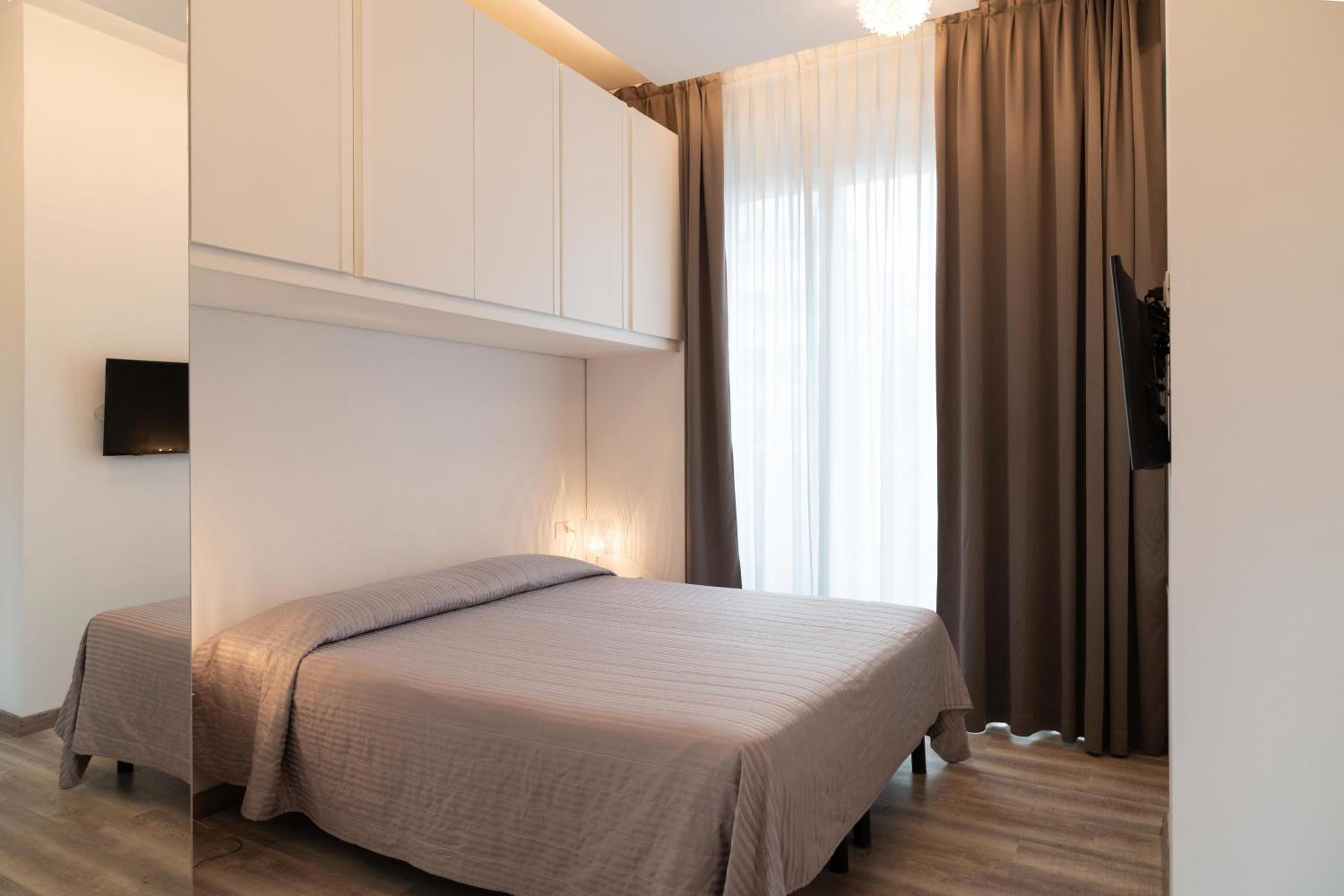Triple Room with Side Sea View - Photo 6