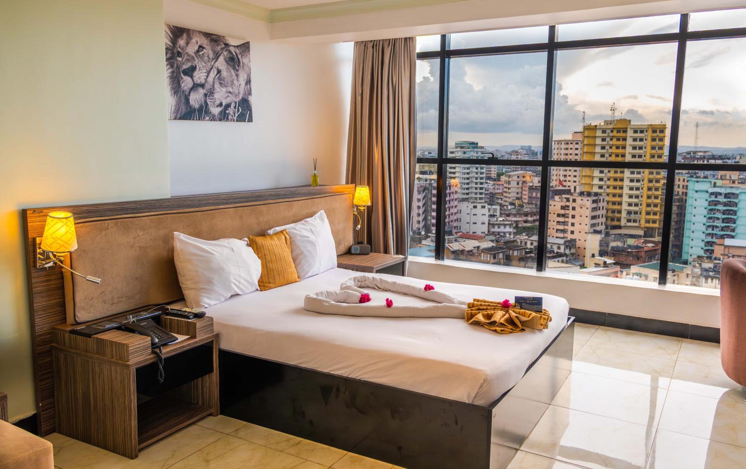 Deluxe Queen Room - High Floor thumbnail 5