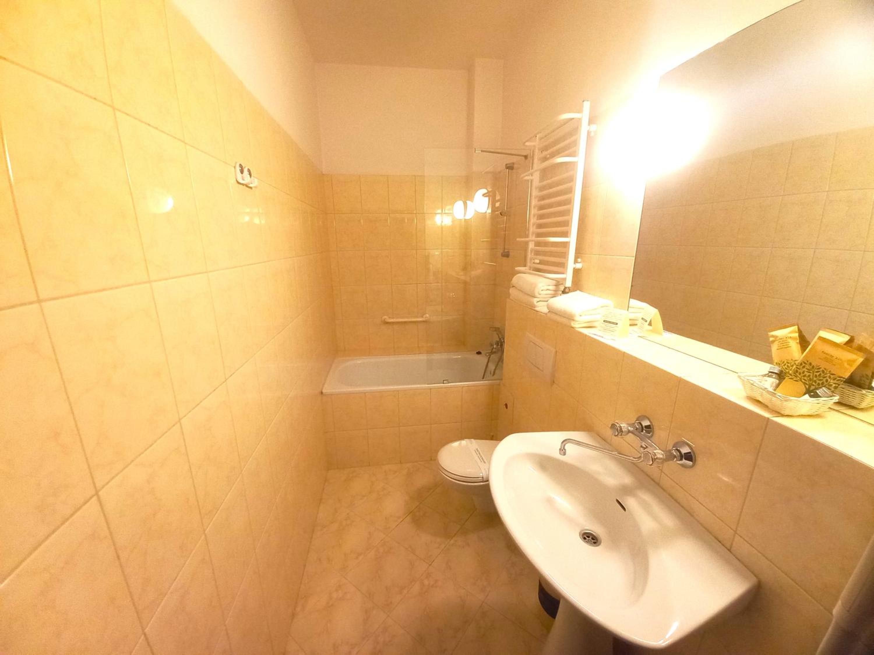Double Room with Extra Bed - Photo 11