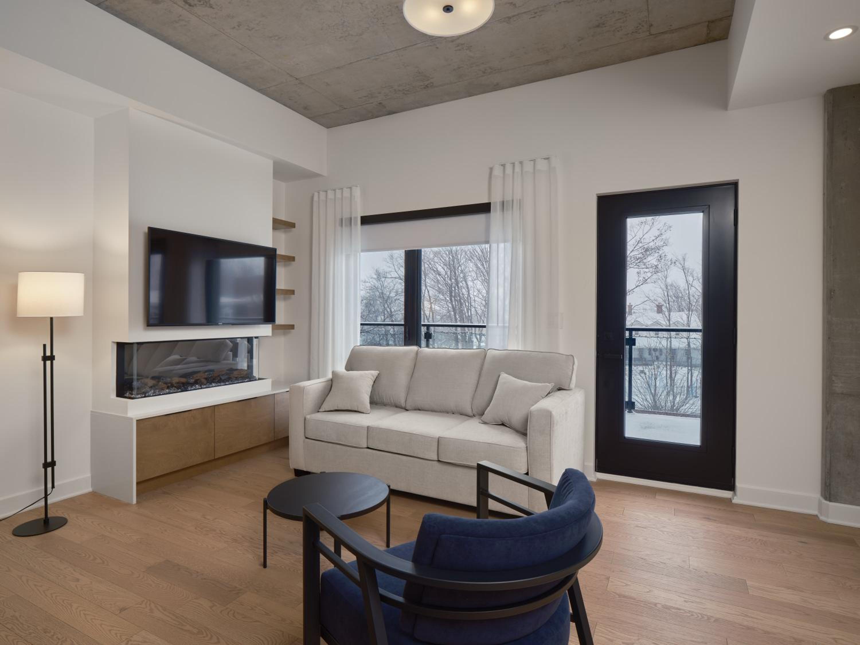 403 - 4th Floor One Bedroom Suite, Queen Bed, Balcony