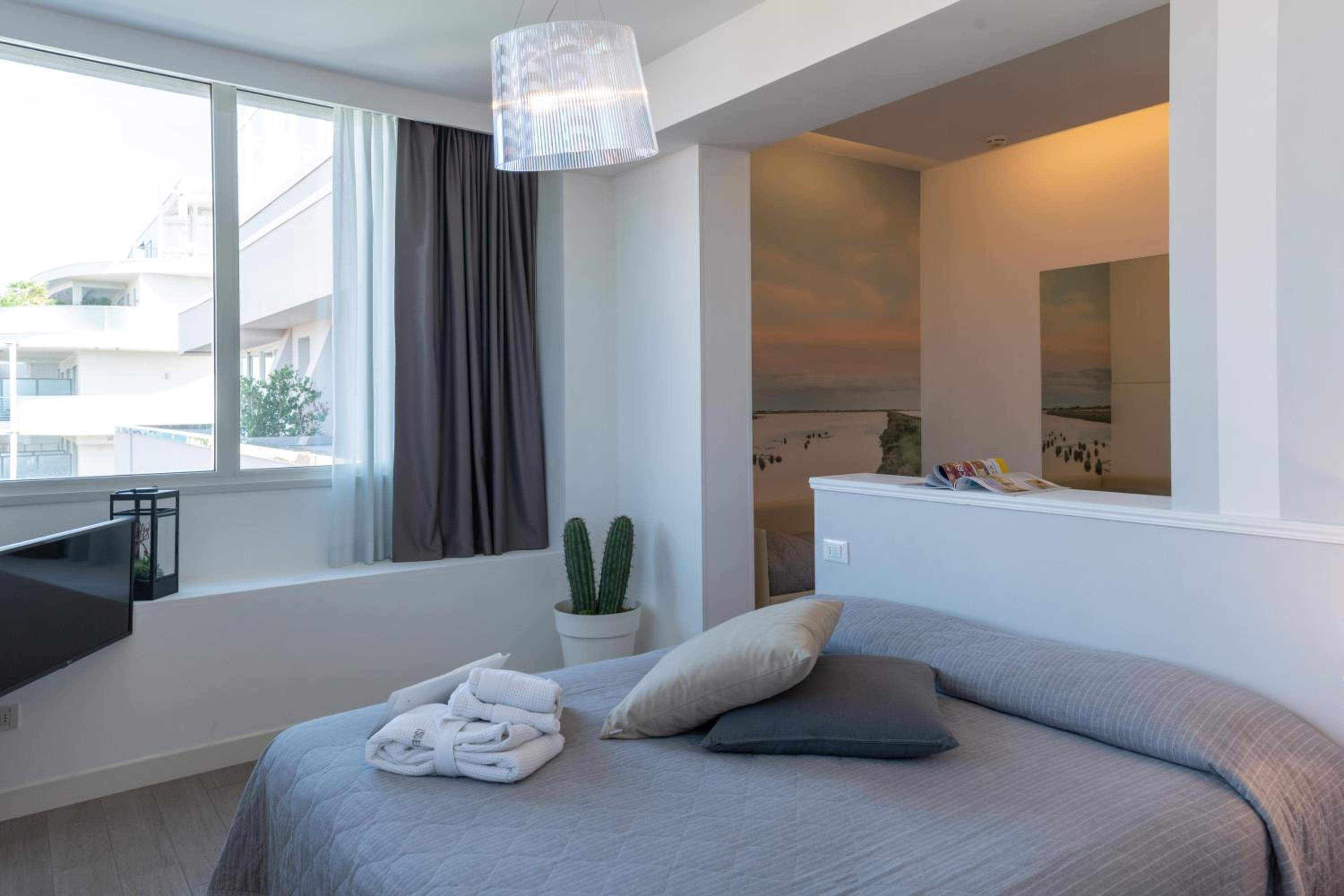 Junior Suite with Side Sea View - Photo 2
