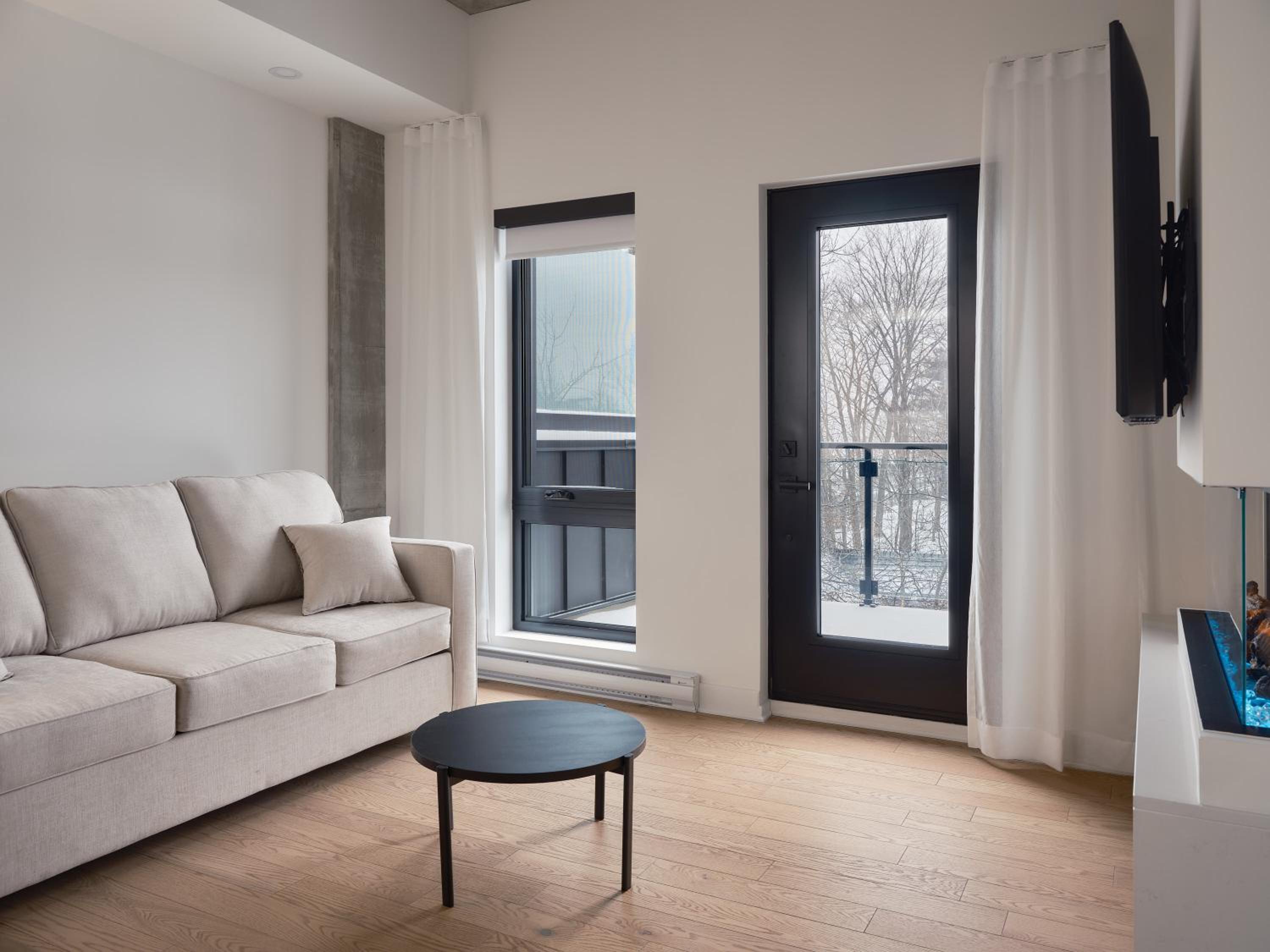 404 - 4th Floor One Bedroom Suite, Queen Bed, Balcony