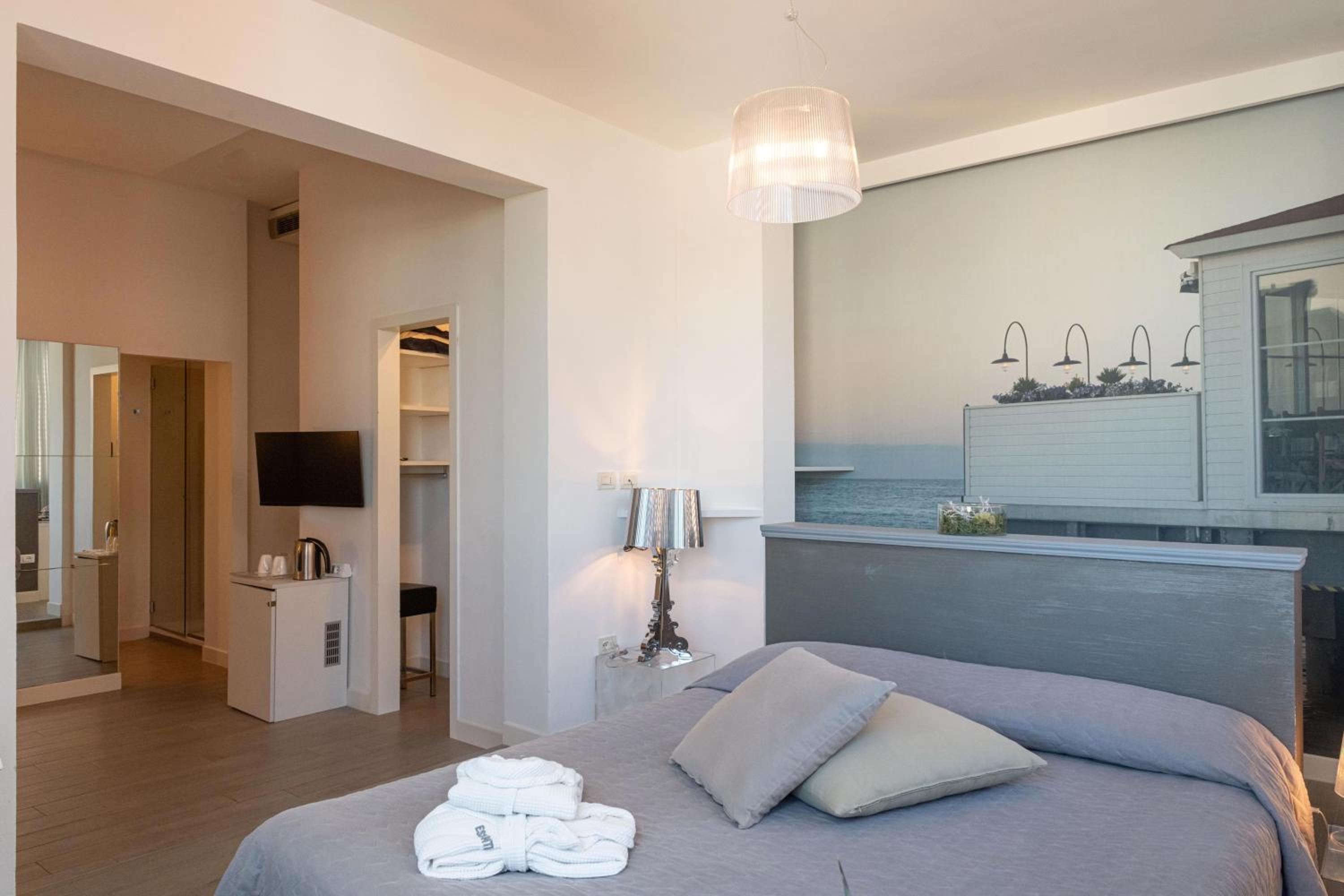 Triple Room with Side Sea View - Photo 1