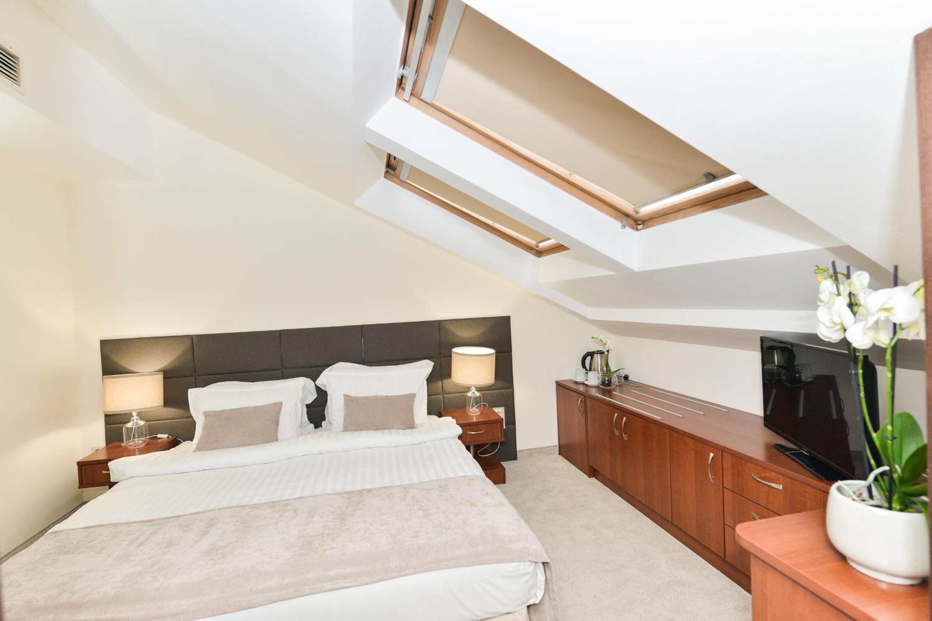 Double Room with Double Bed - Non-Smoking - Photo 14