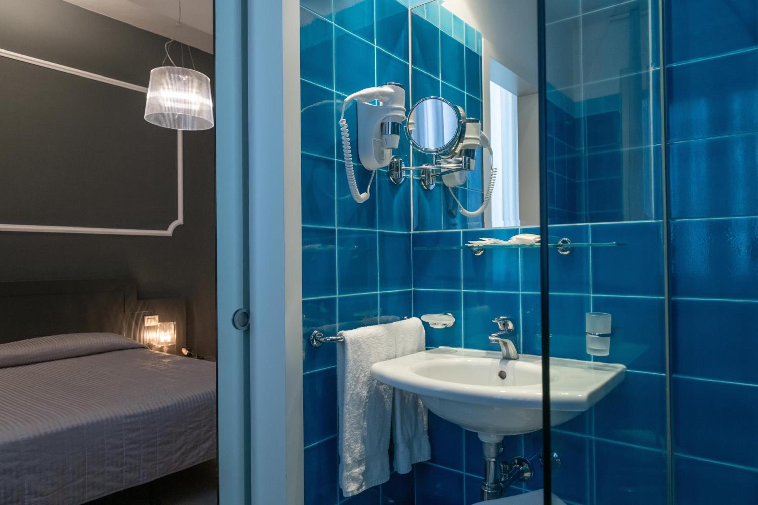 Double Room with Balcony - Photo 3
