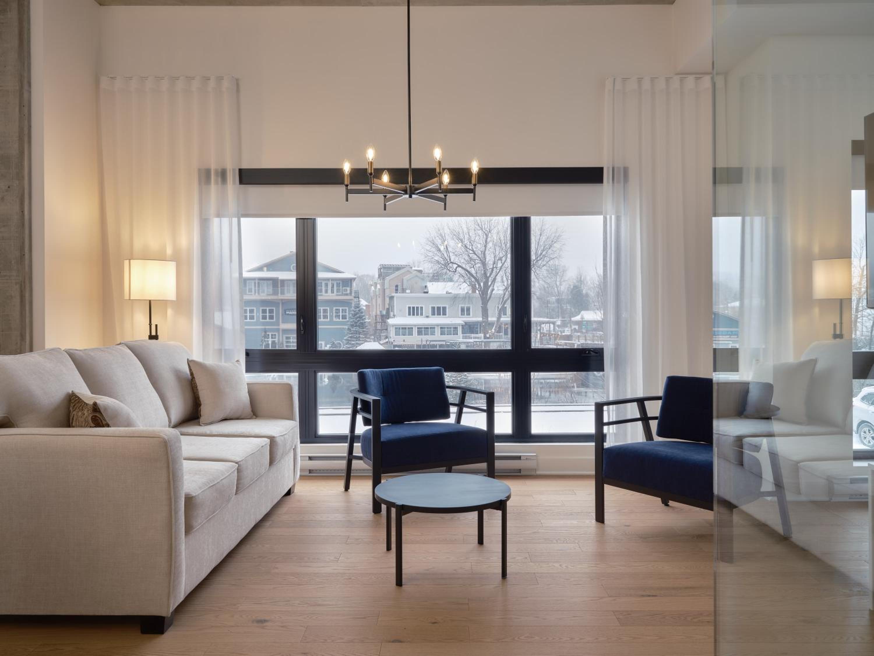 102 - Executive Studio, Queen Bed, Lake View