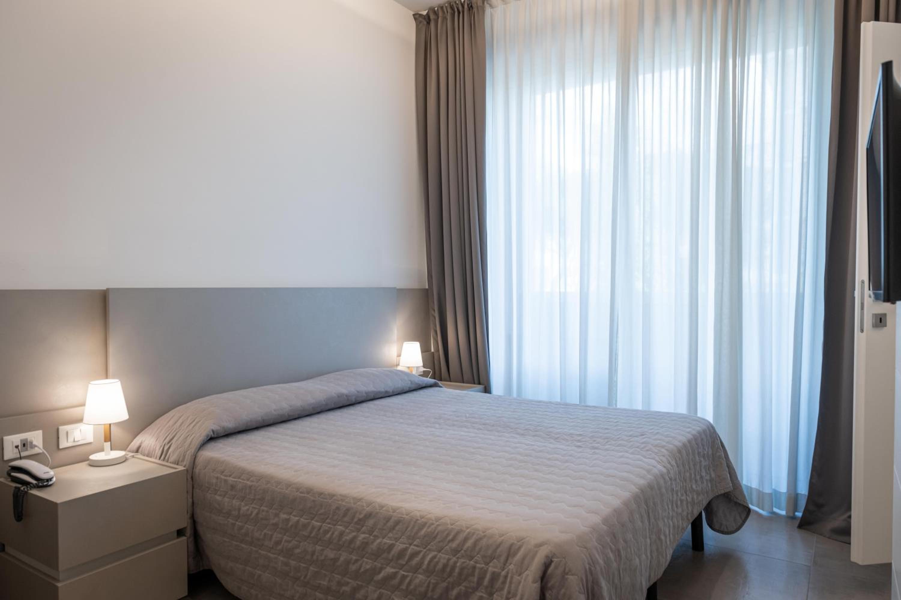 Double Room with Balcony - Photo 8