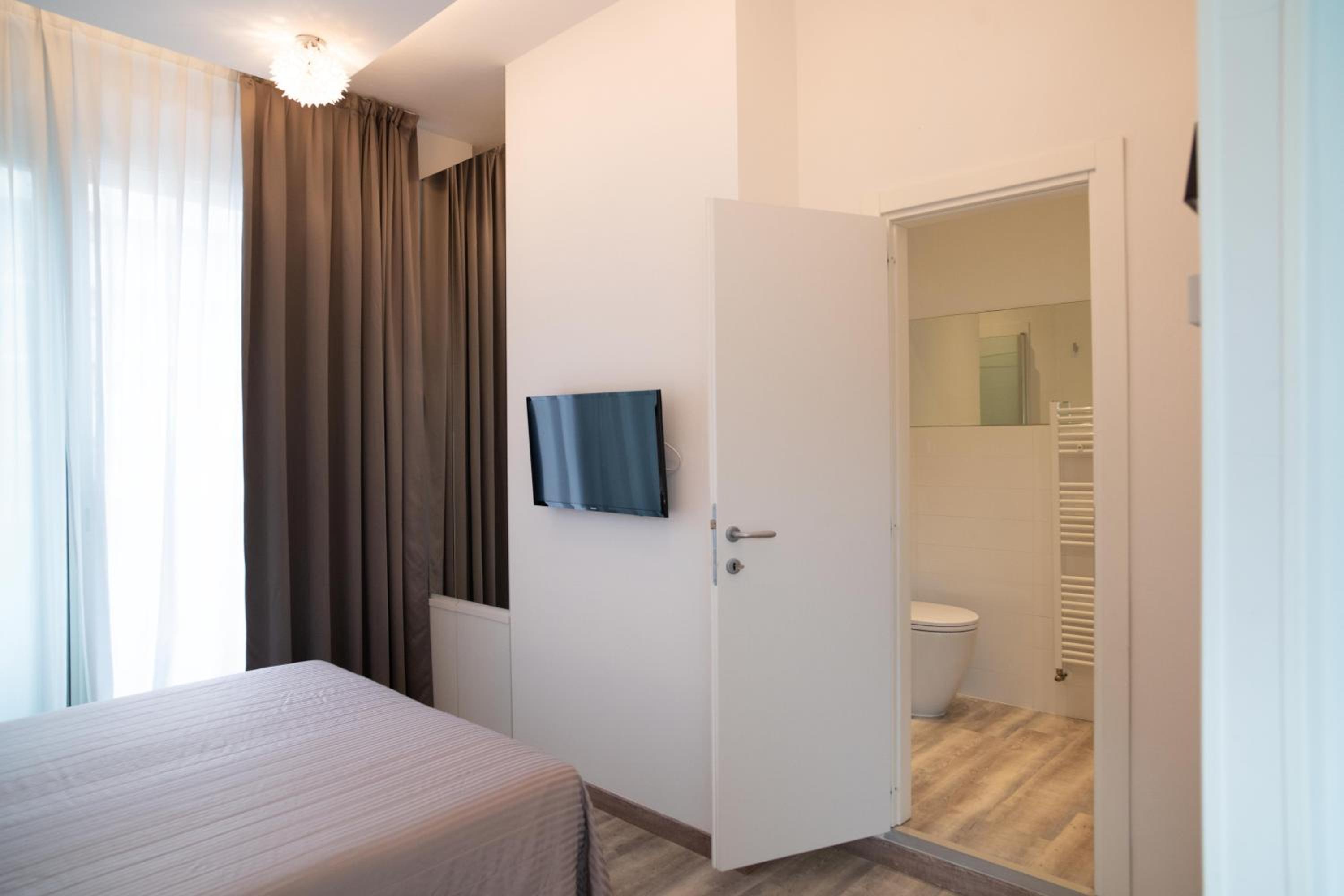 Double Room with Balcony - Photo 9