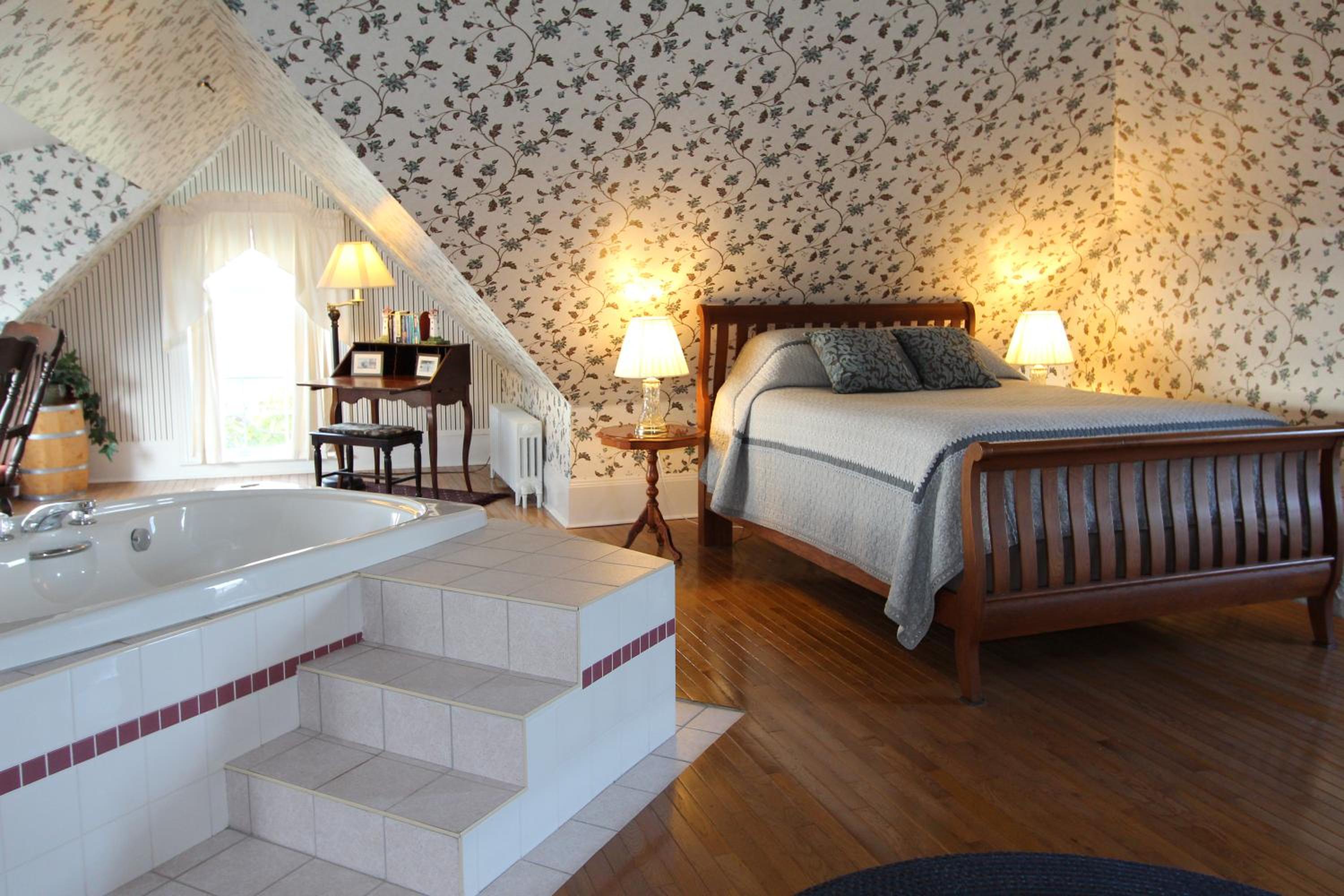 Deluxe Queen Suite