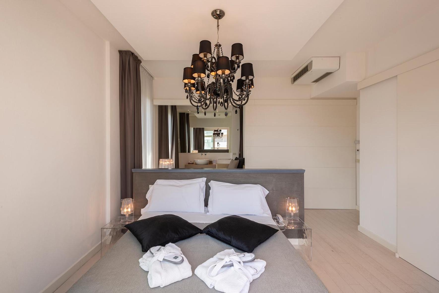 Deluxe Suite with Sea View - Photo 15