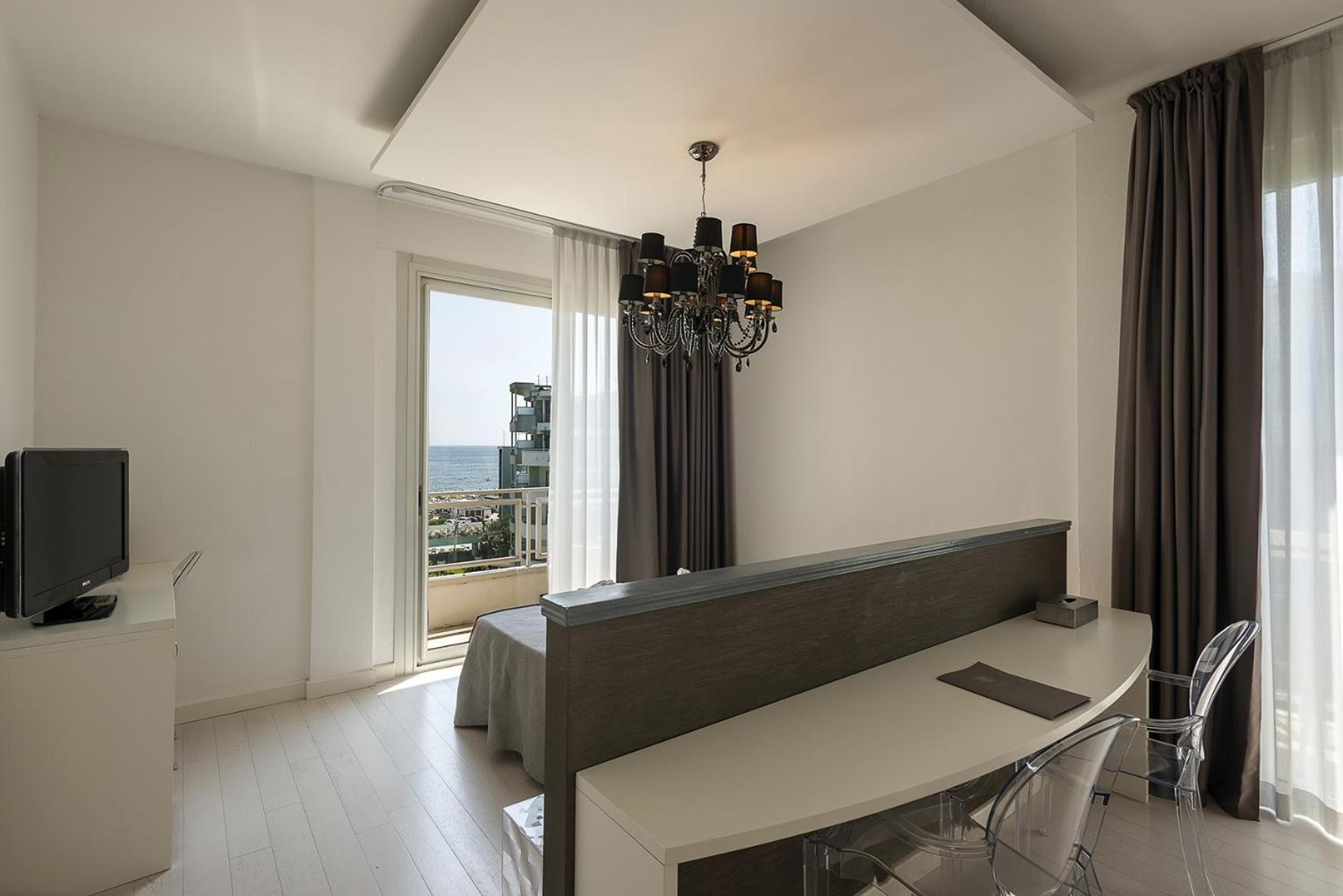 Deluxe Suite with Sea View - Photo 14