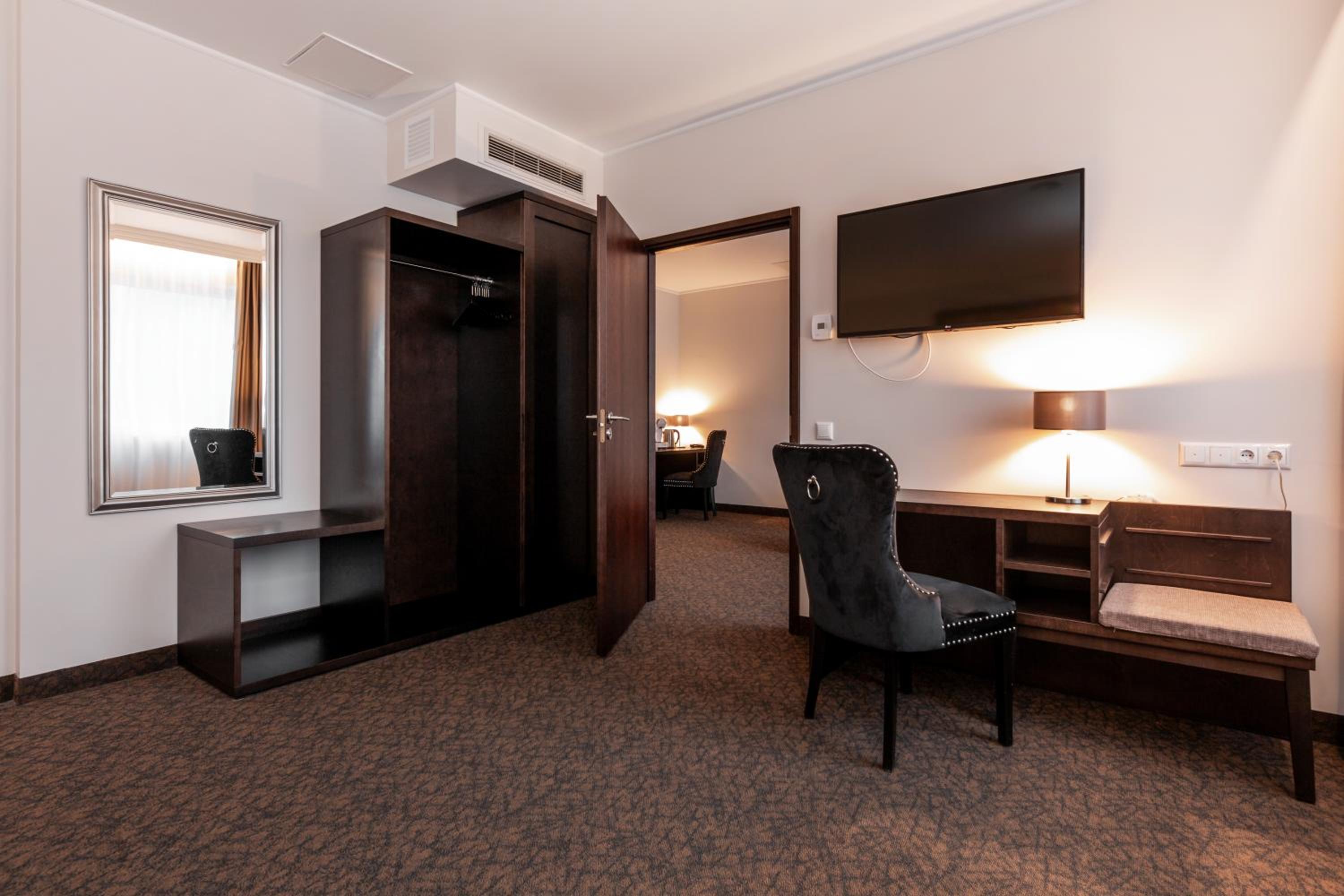 One-Bedroom Suite - Photo 4