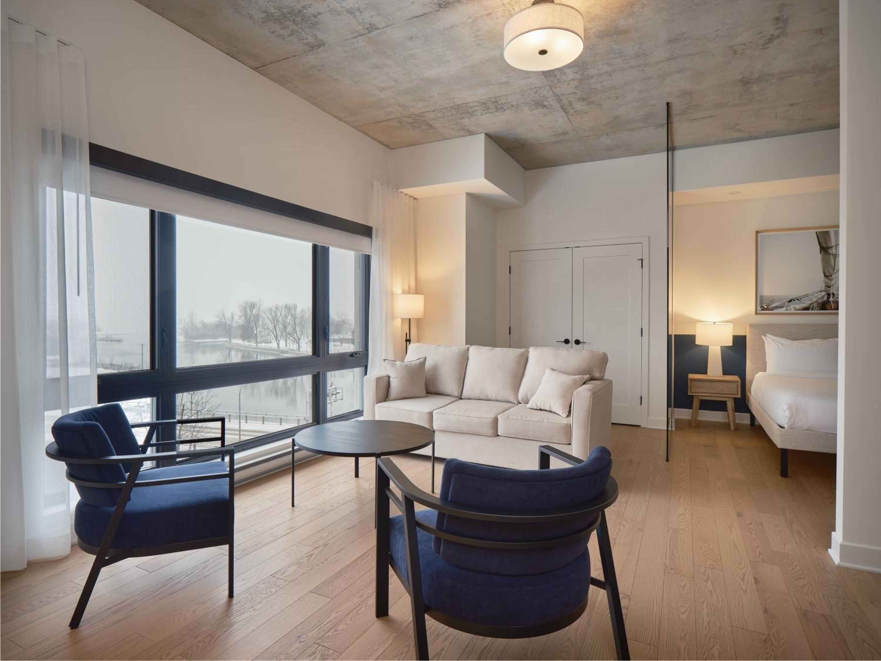 405 - 4th Floor Deluxe studio, Queen Bed, Lake View