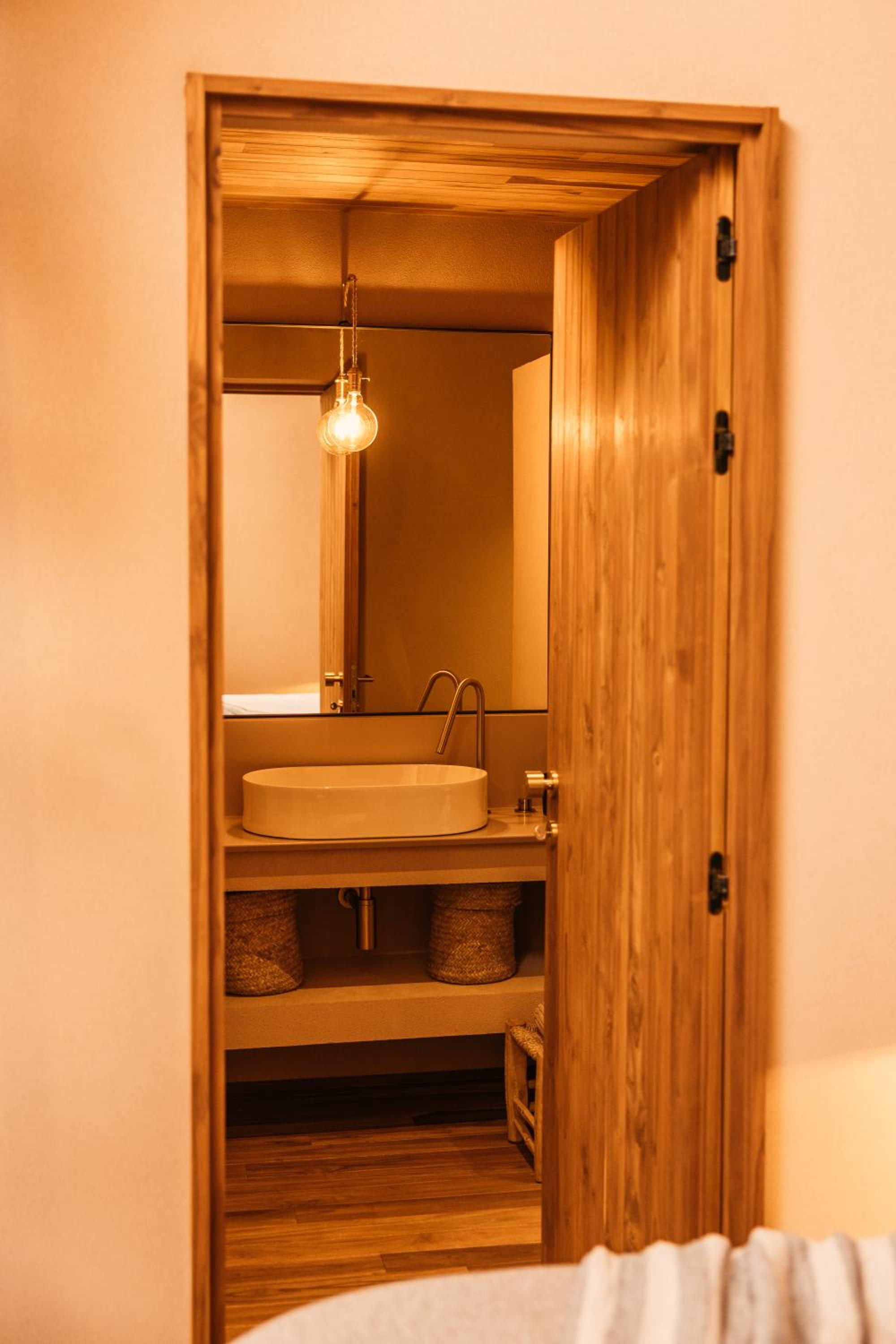 Standard Suite - Photo 12