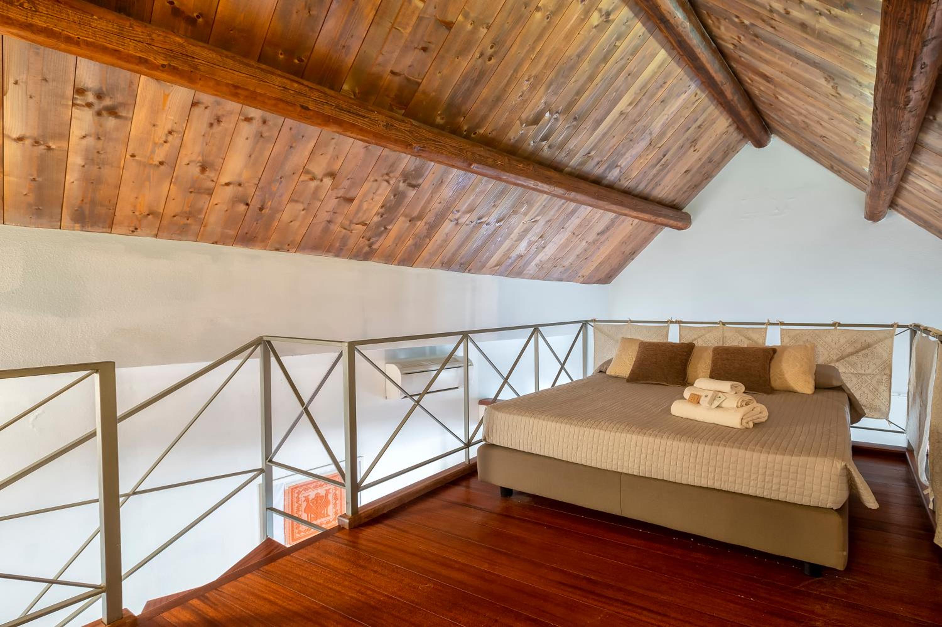 Superior One-Bedroom Apartment - Split Level photo 2
