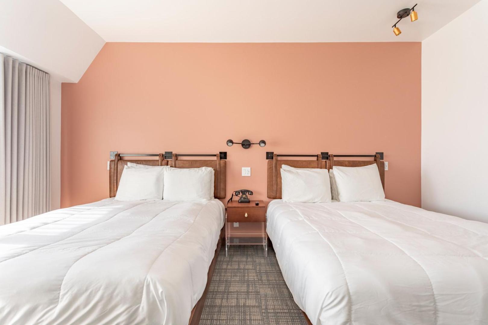Superior Queen Room thumbnail 6