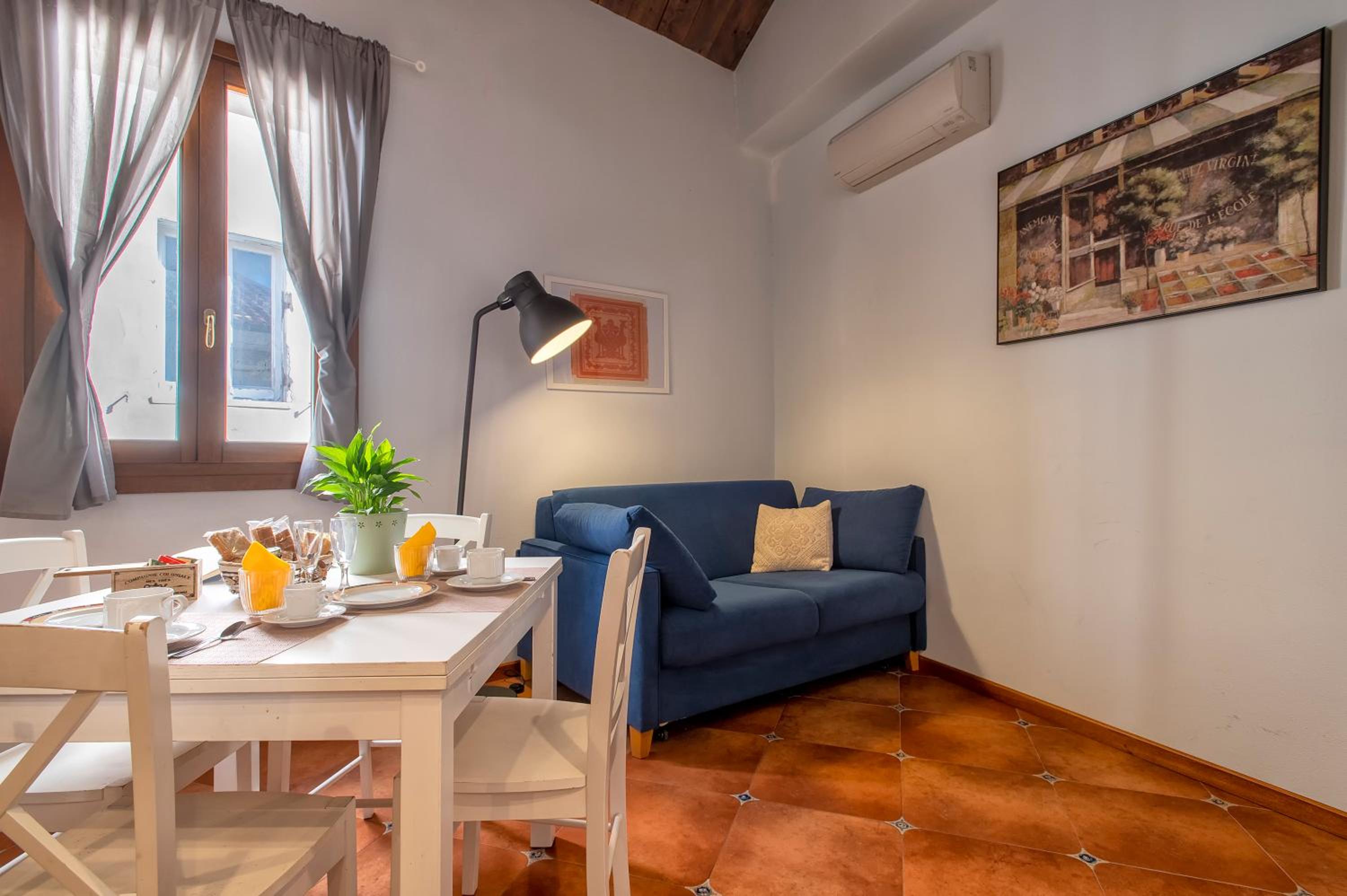 One-Bedroom Apartment - Split Level photo 2